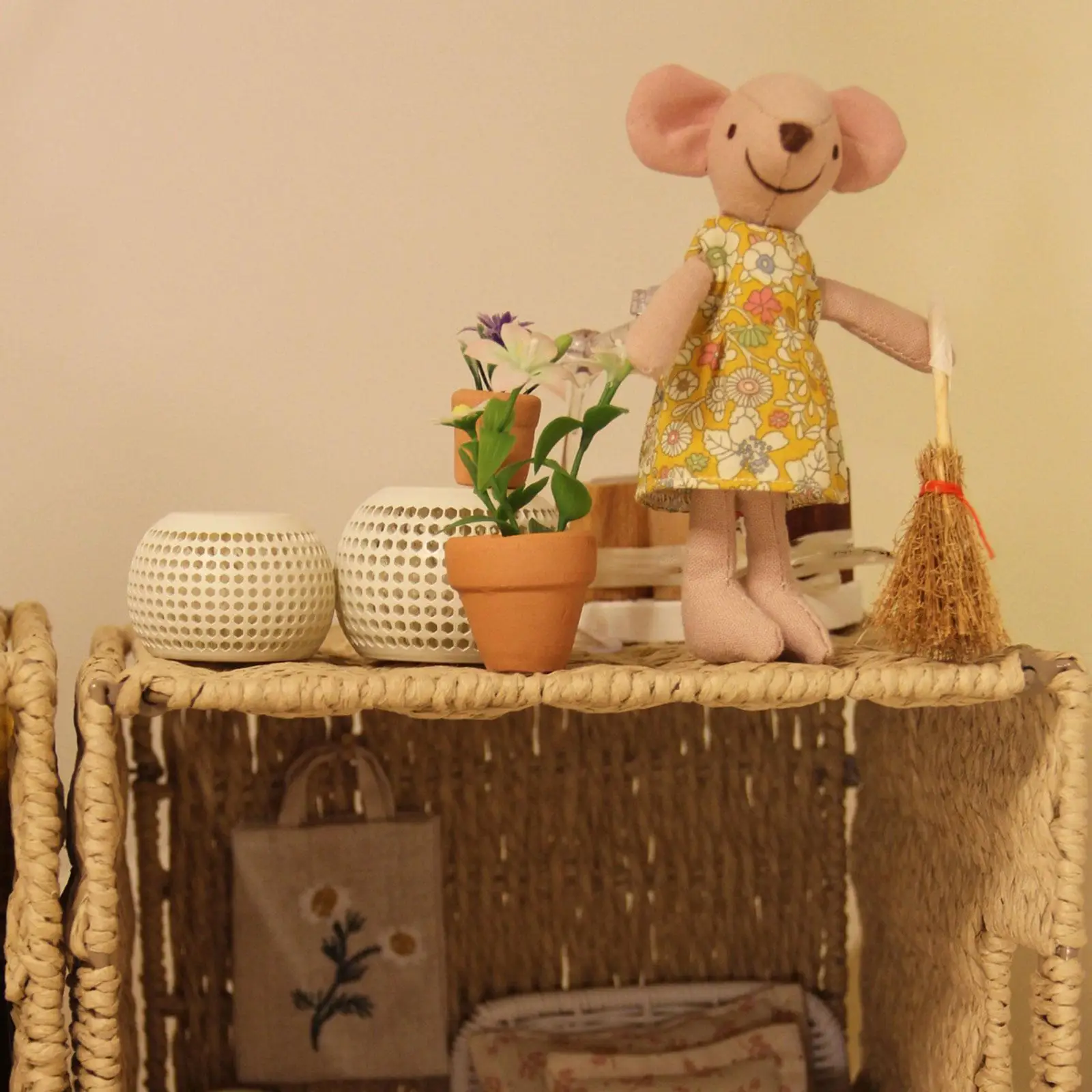 

2Pcs 1:12 Dollhouse Round Tables Handmade Pretend Play Dollhouse Bedside Tables for DIY Model Dollhouse Photography Props Decor