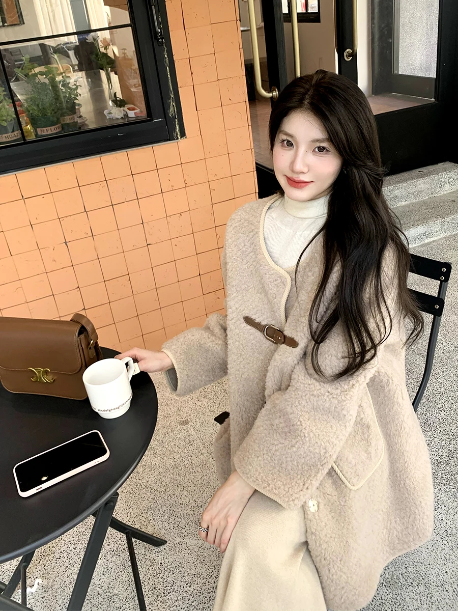 

Пальто средней длины Zhang Da Tian Fem с воротником из овечьей шерсти, V-образным вырезом, новинка 2023 года, из кожи и меха, в элегантном стиле