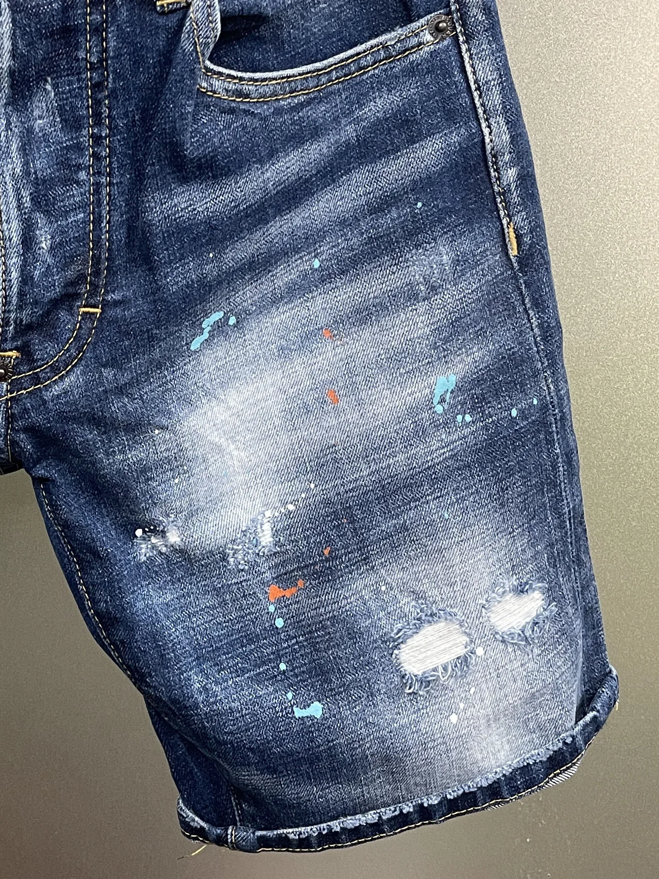 2024 Spring/Summer New D2 Jeans for Trendy Men, Washed, Worn Out, Printed, Graffiti, Slimming, Micro Elastic Denim Shorts for Me