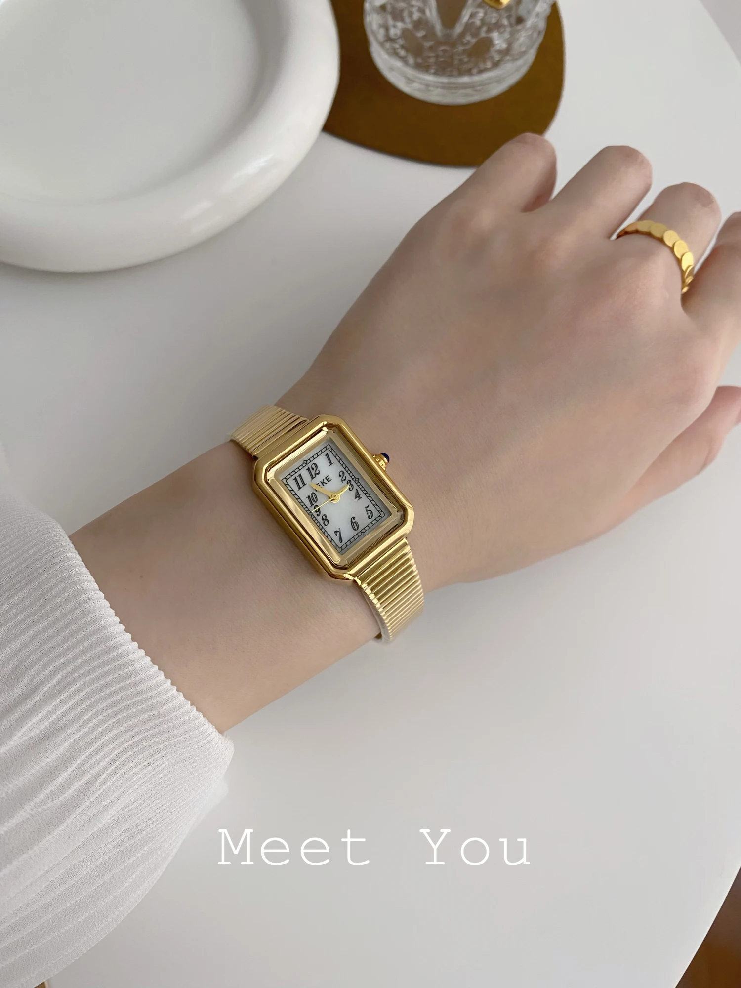 

Square-shaped, retro, exquisite, high-end, fashionable, versatile, and subtly luxurious women's watch. Unique wristwatch.