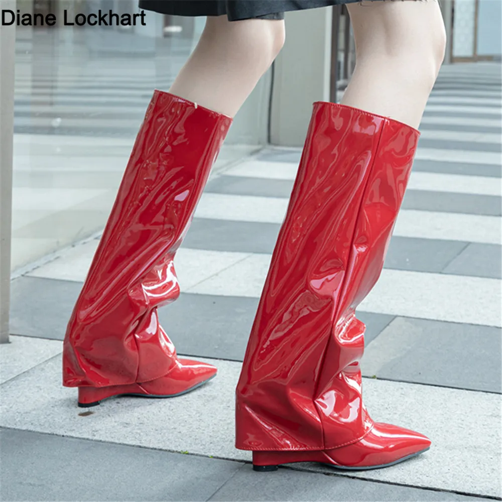 

Новинка 2025 года, сапоги до колена из лакированной кожи с острым носком, рыцарская обувь, зимние сапоги на танкетке и высоком каблуке с боковой молнией, женские фиолетовые