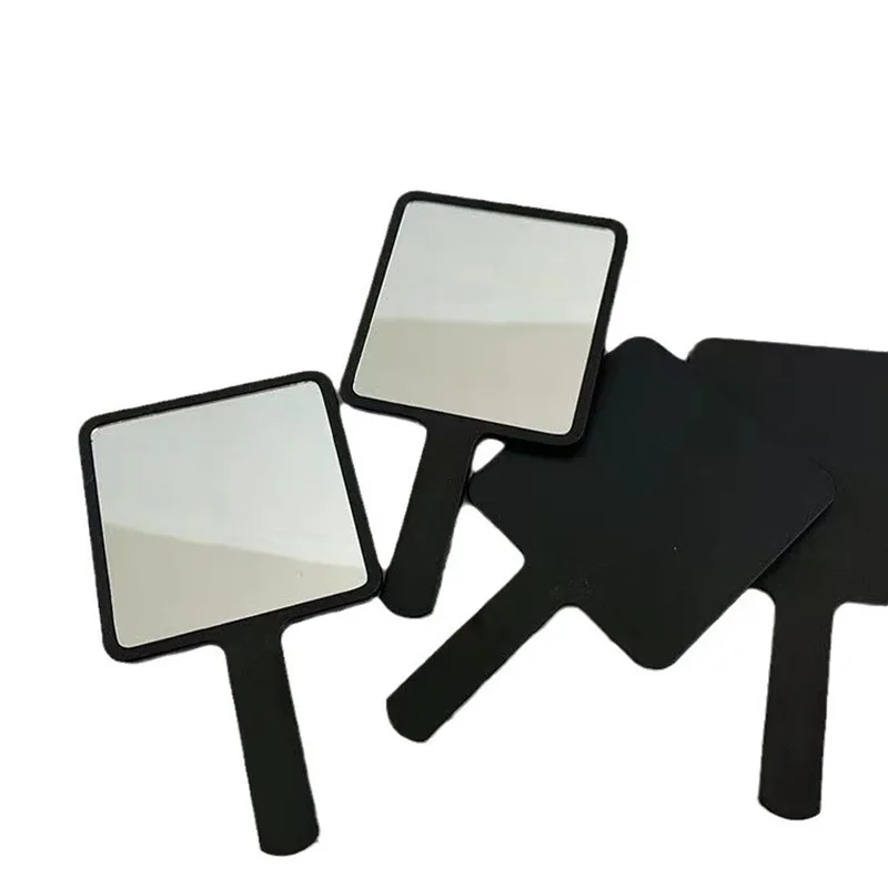 Espelho de banheiro alça quadrada menina segurando espelho de maquiagem