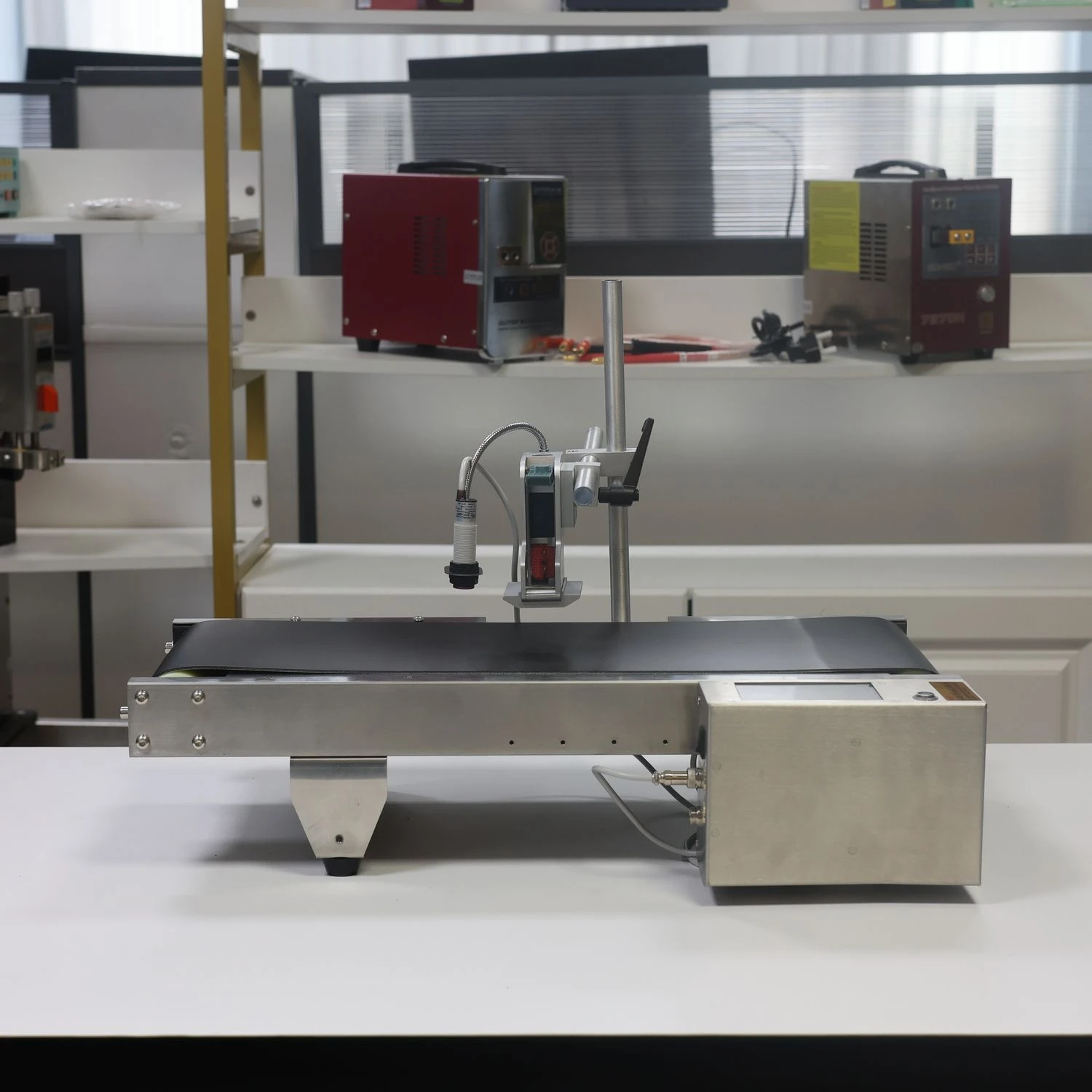 Stampante a getto d'inchiostro con codice QR con trasportatore manuale per macchina integrata con touch screen intelligente da 4,3 pollici SP130