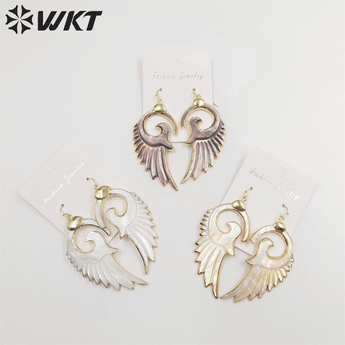 

WT-E268 Fashion Carved Feather Earrings Jewelry Natural Shell Raw Colored For Friends Gift With 18K Gold Strim 30*60mm