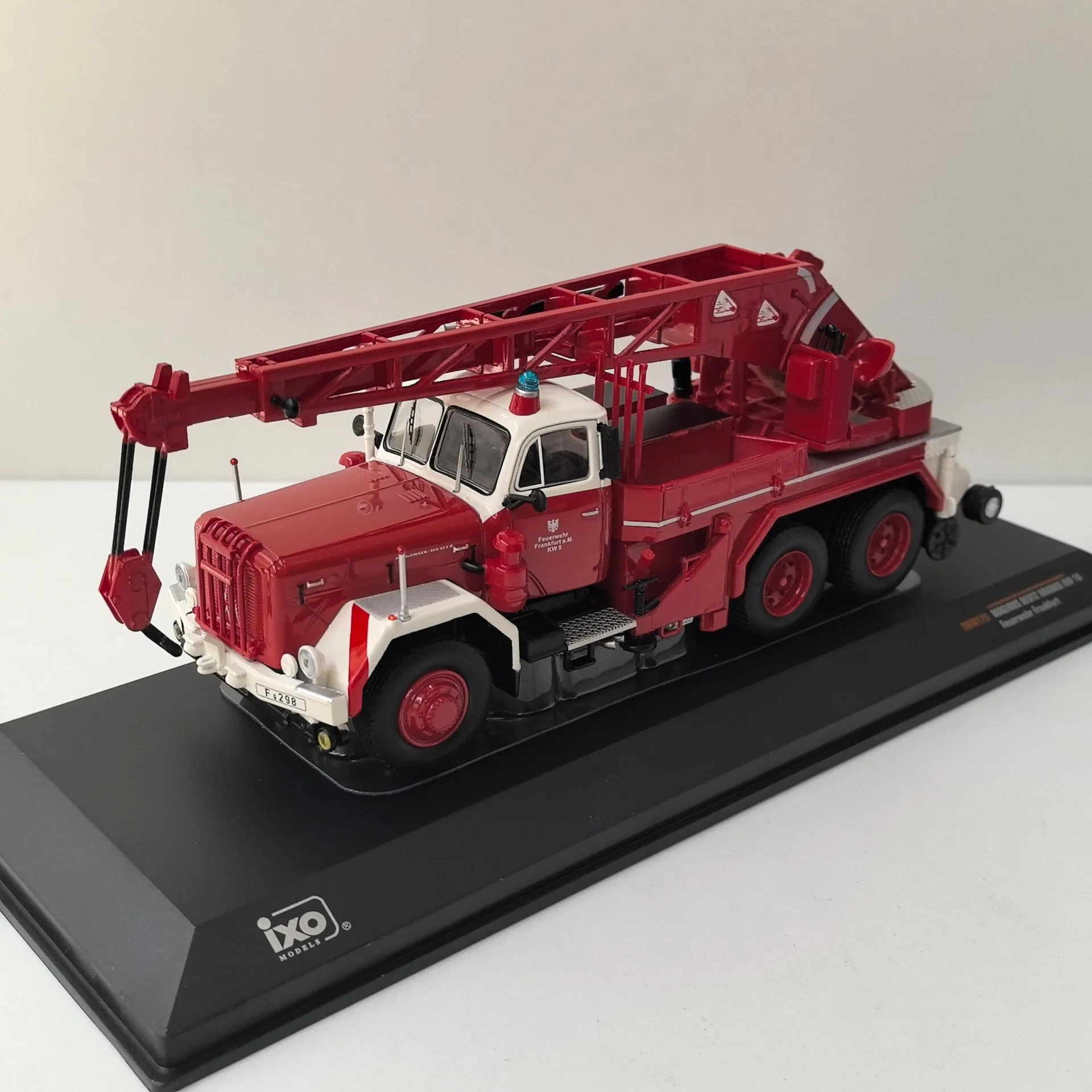 Caja agrietada Diecast IXO 1/43 escala MAGIRUS DEUTZ URANUS KW 16 motor de bomberos coche en miniatura de aleación juguete coleccionable regalo exhibición de recuerdo
