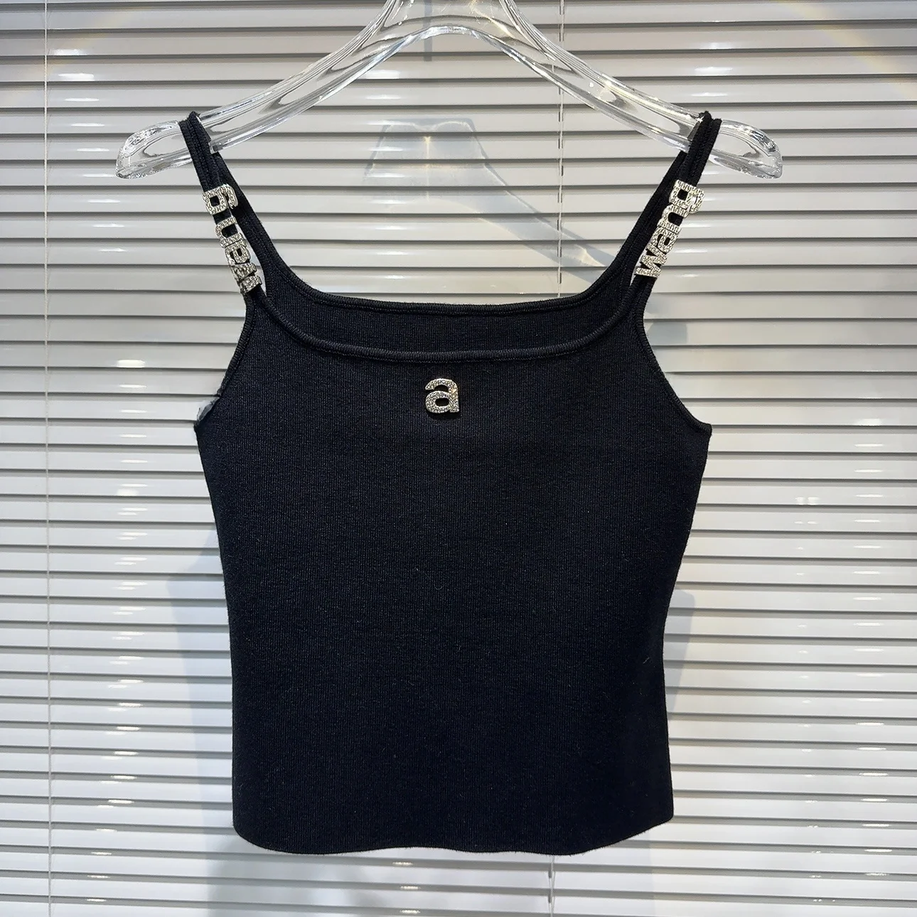 Top corto de punto con correa para el hombro y diamantes de imitación con letras de Metal a la moda para mujer, novedad de verano, ropa interior informal