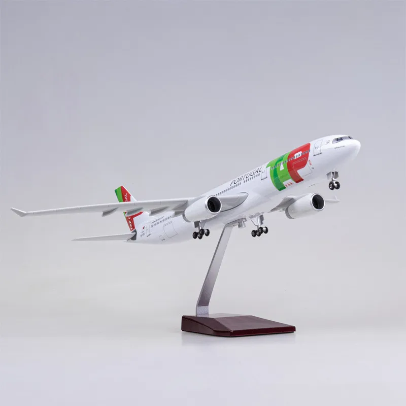 Modèle Air Portugal Airbus A330 en résine moulée sous pression avec lumière et roues, jouet de collection d'avion, ventilateur d'affichage, échelle 1:135, 47cm