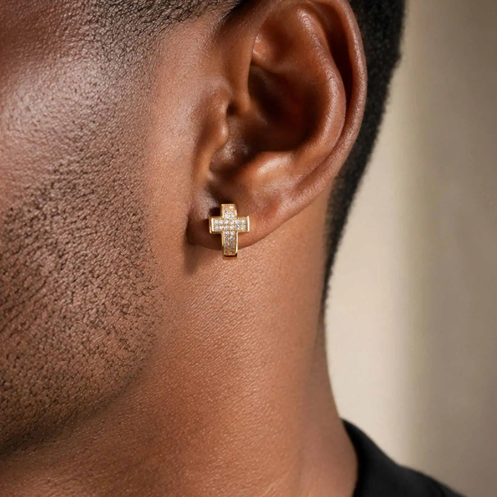 Hip-Hop Kreuz-Creolen für Männer, Trendige Zirkon-Huggie-Ohrringe, Piercing-Schmuck – Detail 2