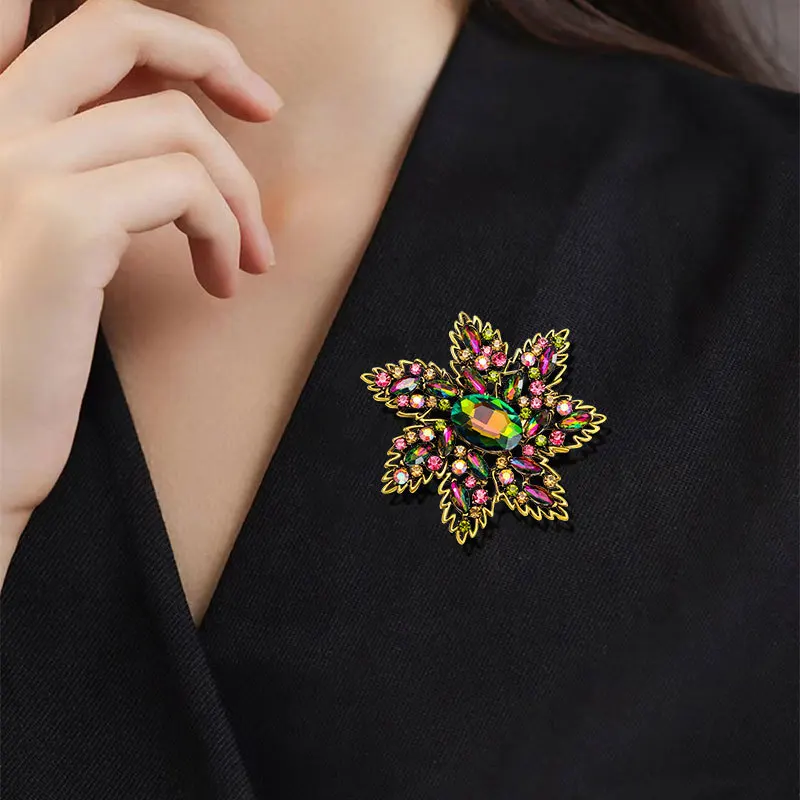 Broche de flor de planta con incrustaciones de diamantes de colores de moda transfronteriza con una sensación de gama alta y Flor de pecho de cristal de gama alta