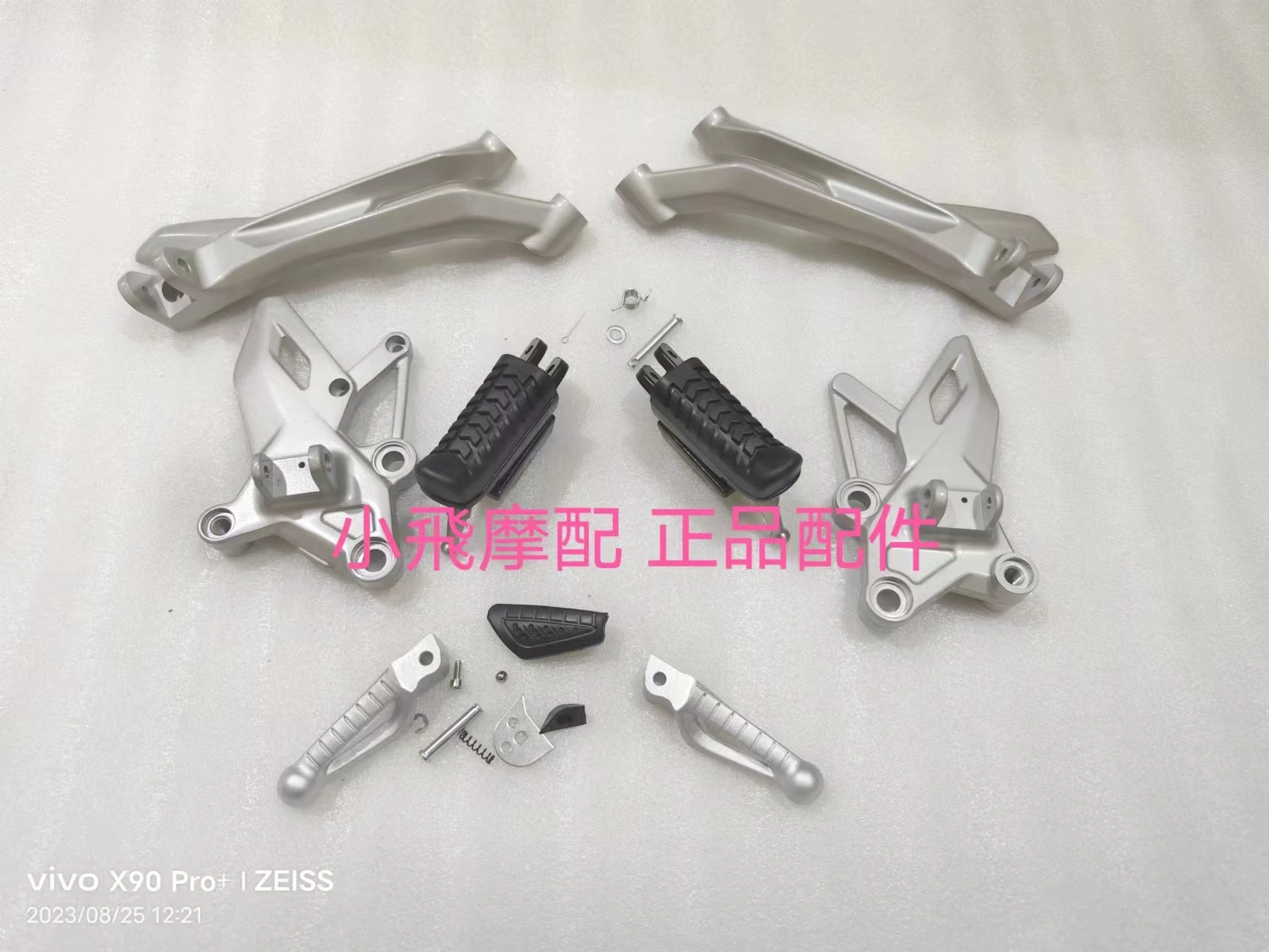 Аксессуары для QJMOTOR SRK125R Qjmotor SRK 125R, передняя и задняя педаль мотоцикла, кронштейн, ступенька, подставка для ног, поддержка ног