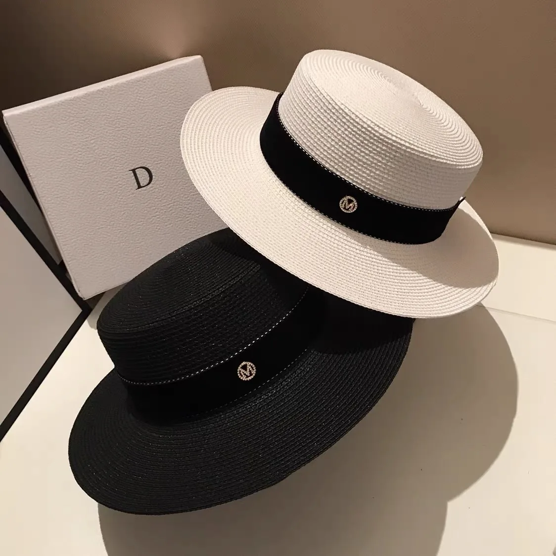 Summer minimalist black and white wide brimmed sun shading straw hat, fashionable new flat top hat, personalized jazz hat