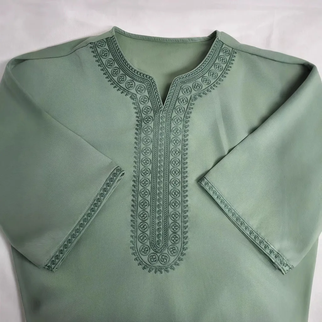2025 Ethni árabe Kaftan Jubba Thobe hombres de Oriente Medio musulmán bata suelta hombres bordado bolsillo marroquí