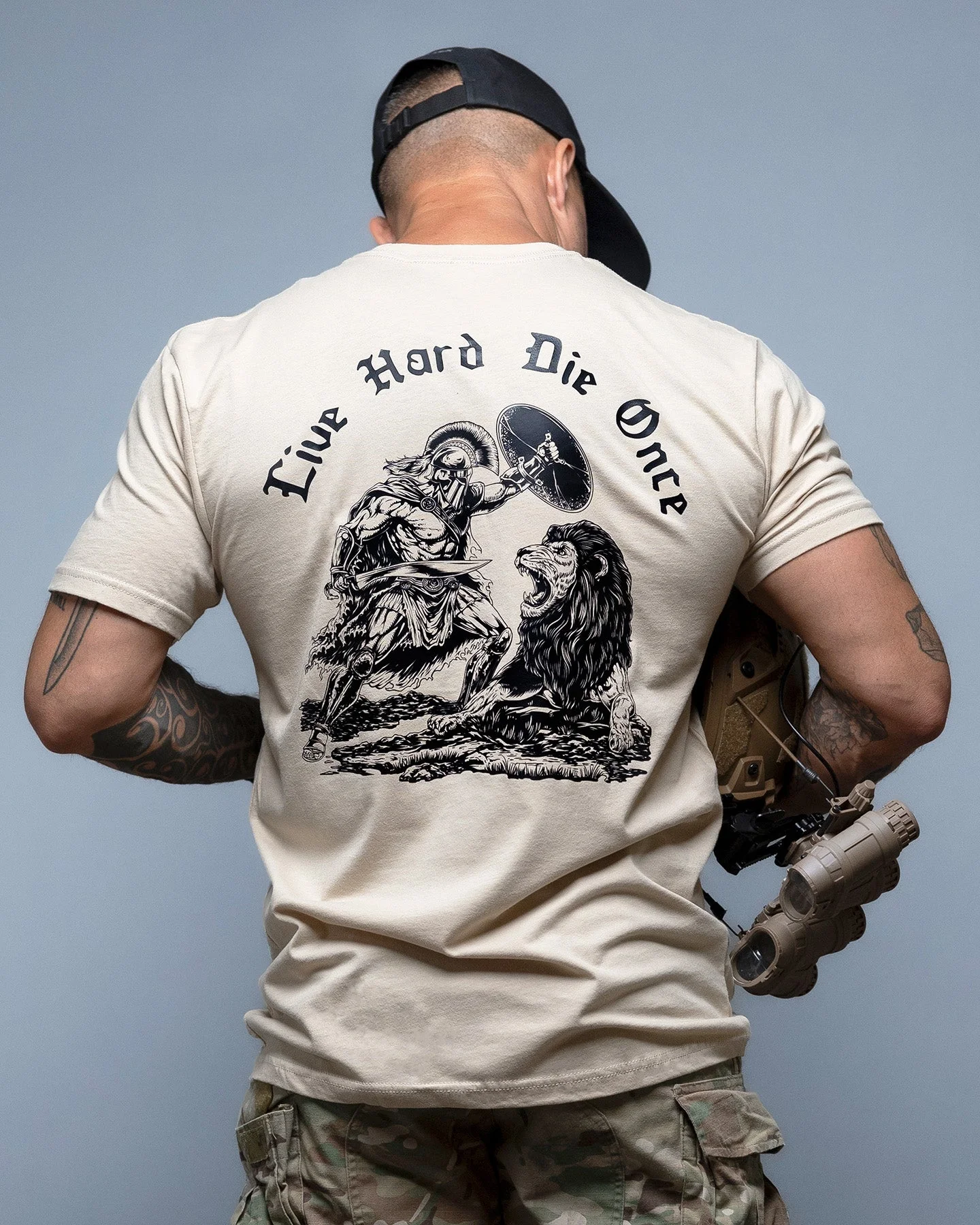 Live Hard Die Once Spartan Warrior Print T-Shirt für Herren, Vintage-inspiriertes Grafik-T-Shirt mit Rundhalsausschnitt, kurzen Ärmeln, weicher Baumwolle, taktische Oberteile – Detail 4