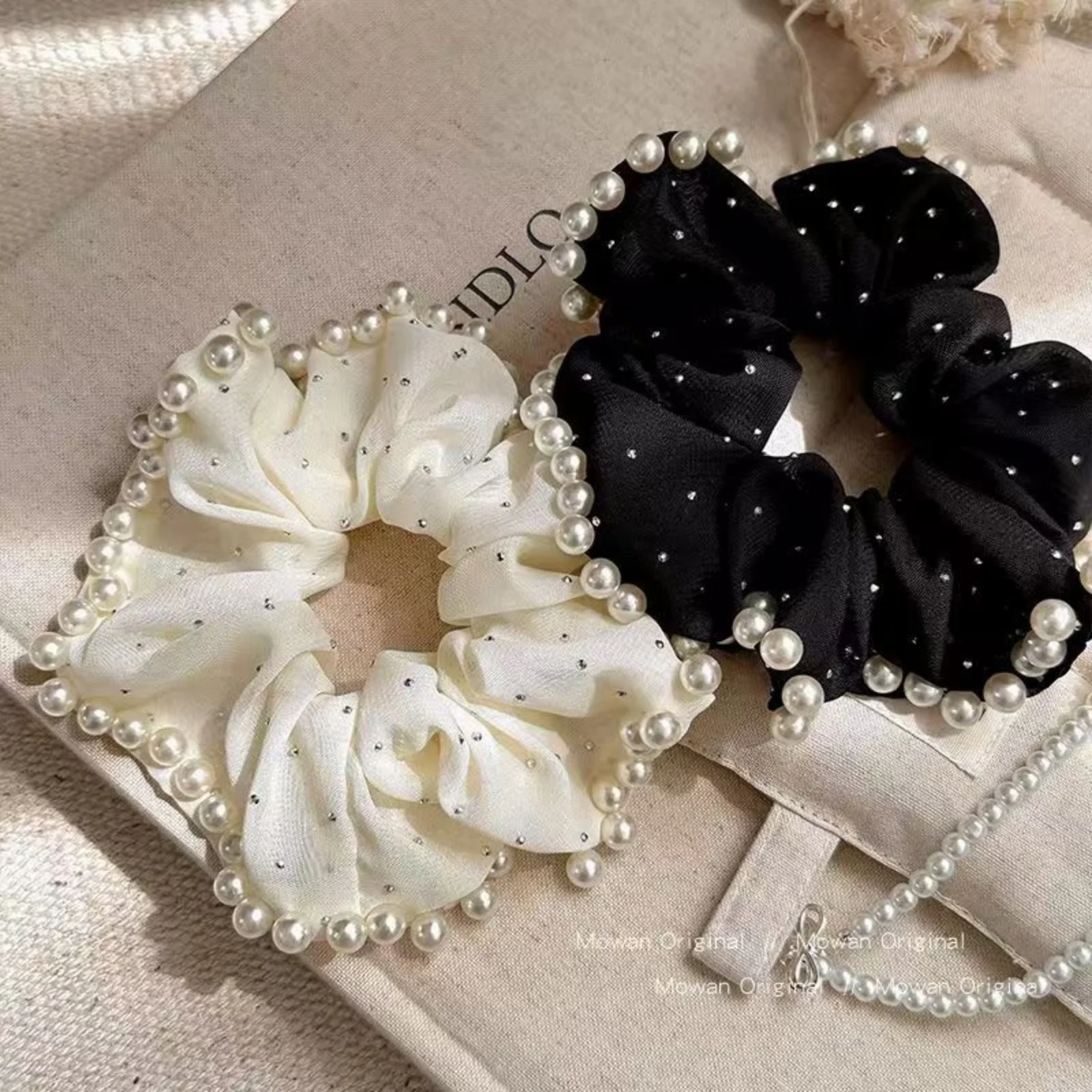 

2PCS Polka-dot Pearl Hair Scrunchies, French Elegance Hair Ties, Atmosphere-enhancing Elastic Bands for Bun Hairstyles, New Arri