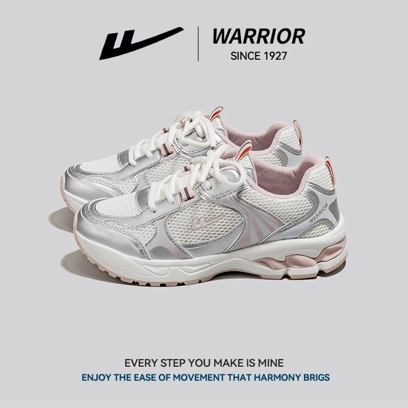 

Пара женских сетчатых модных повседневных простых спортивных туфель на шнуровке.