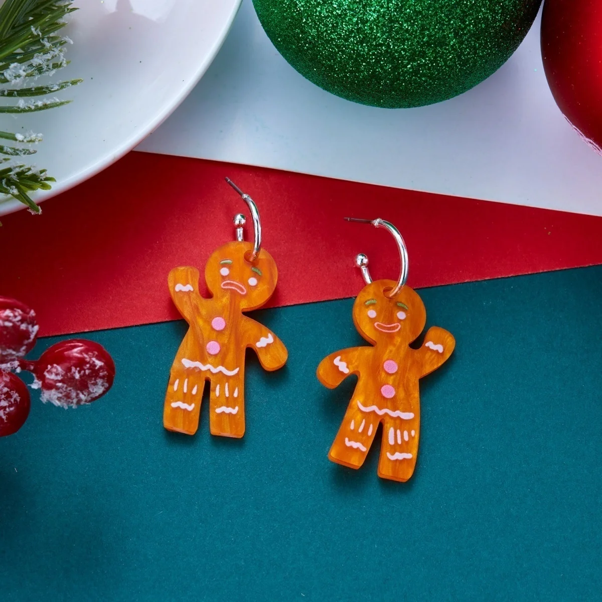 Lustige Ohrstecker mit simulierten Perlen und Weihnachts-Lebkuchenmann-Motiv für Damen, kreative Acryl-Ohrringe mit winkenden Lebkuchen-Männchen, Schmuck – Detail 31