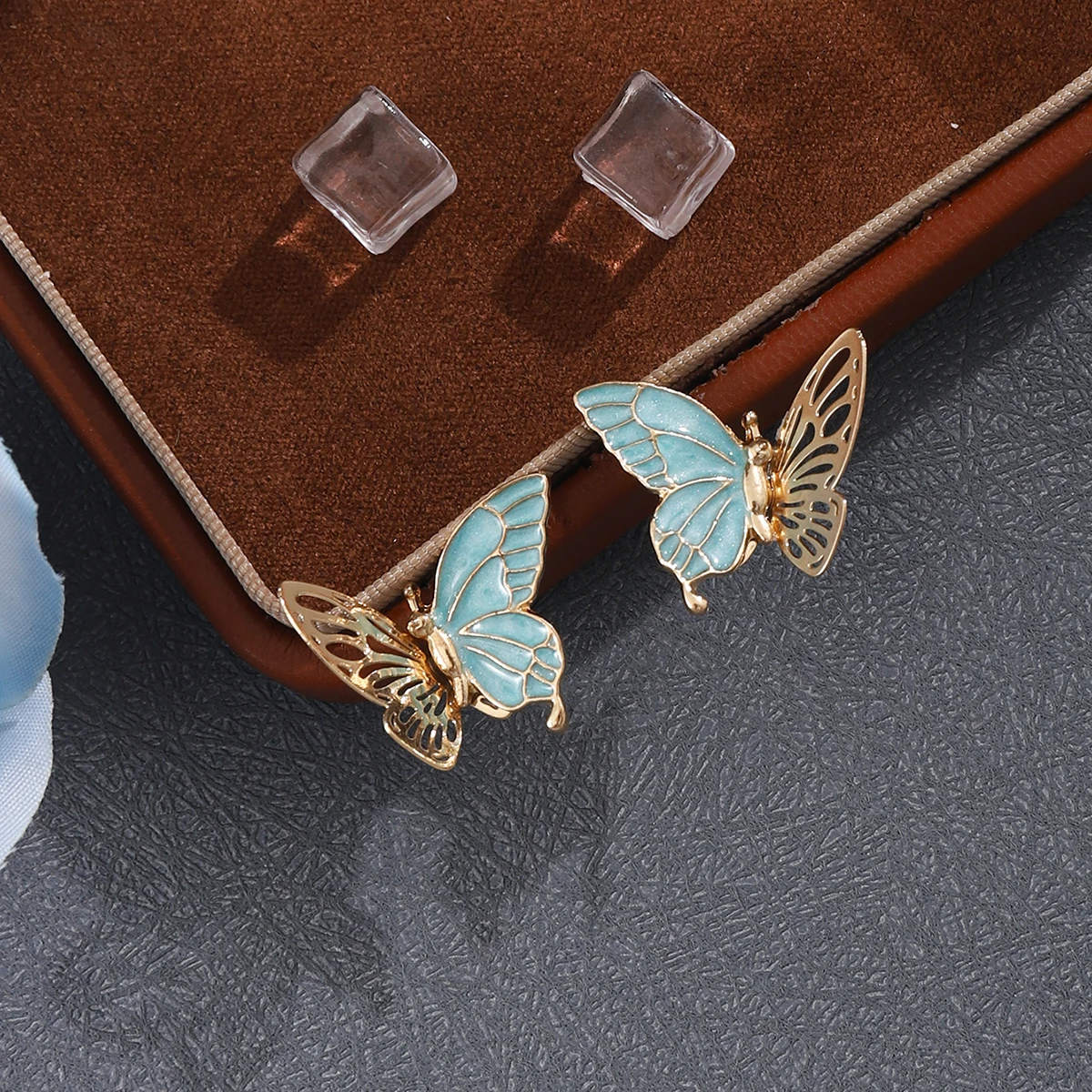 Fashion Cute Butterfly Stud Earrings for Women White Enamel Oil Crystal Wings Earrings Party Sweet Golden Color Metal Jewelry