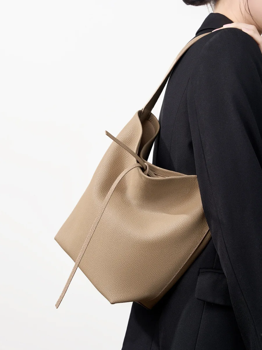 2025 Women's Large Capacity Lazy Style Shoulder Bag High-End Leather Handbag Bucket Bag Fashionable Women's Accessory