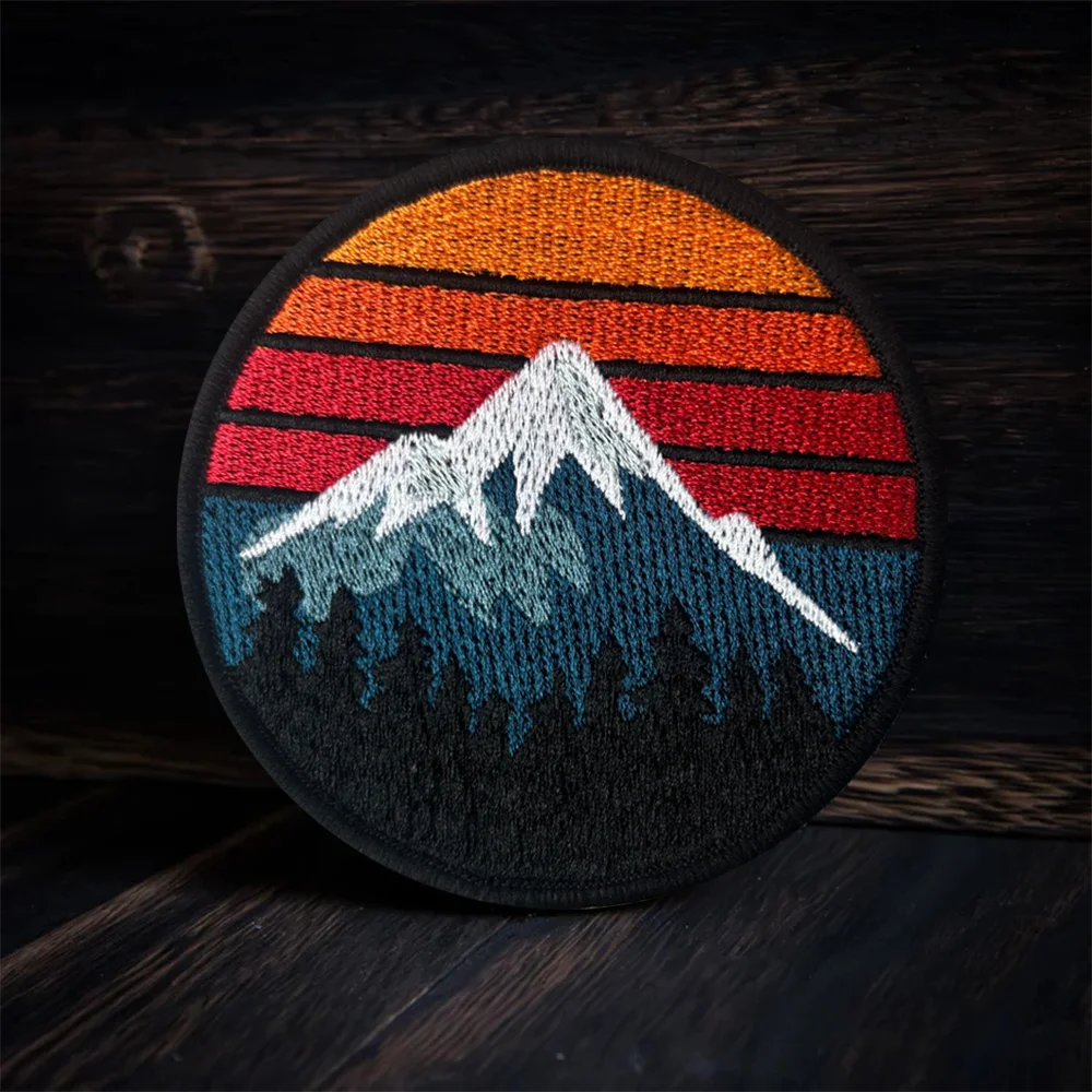 Parche bordado retro montaña con motivo de camping a scratch