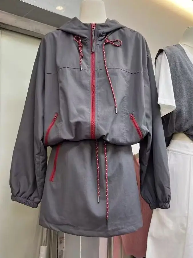 

Комплект: куртка-жакет в корейском стиле с капюшоном и шнурком, а также короткая юбка А-силуэта, большие размеры (до 300 фунтов), весенний повседневный комплект для полных женщин