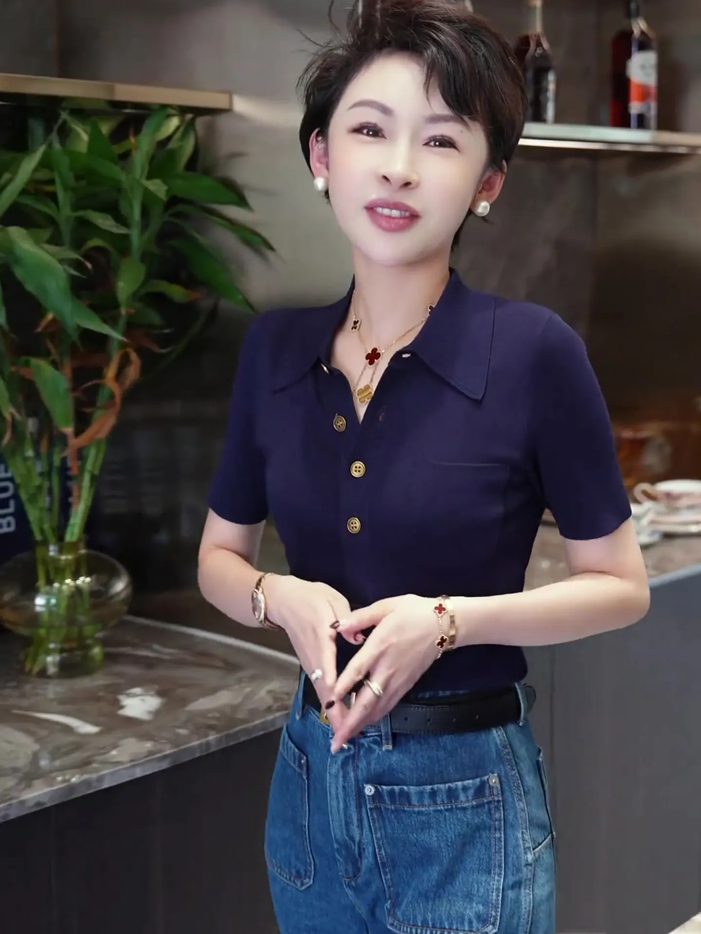 

Универсальный приталенный трикотажный топ с коротким рукавом и круглым вырезом на пуговицах для лета 2025 года, в корейском стиле, для повседневной носки, из шелка