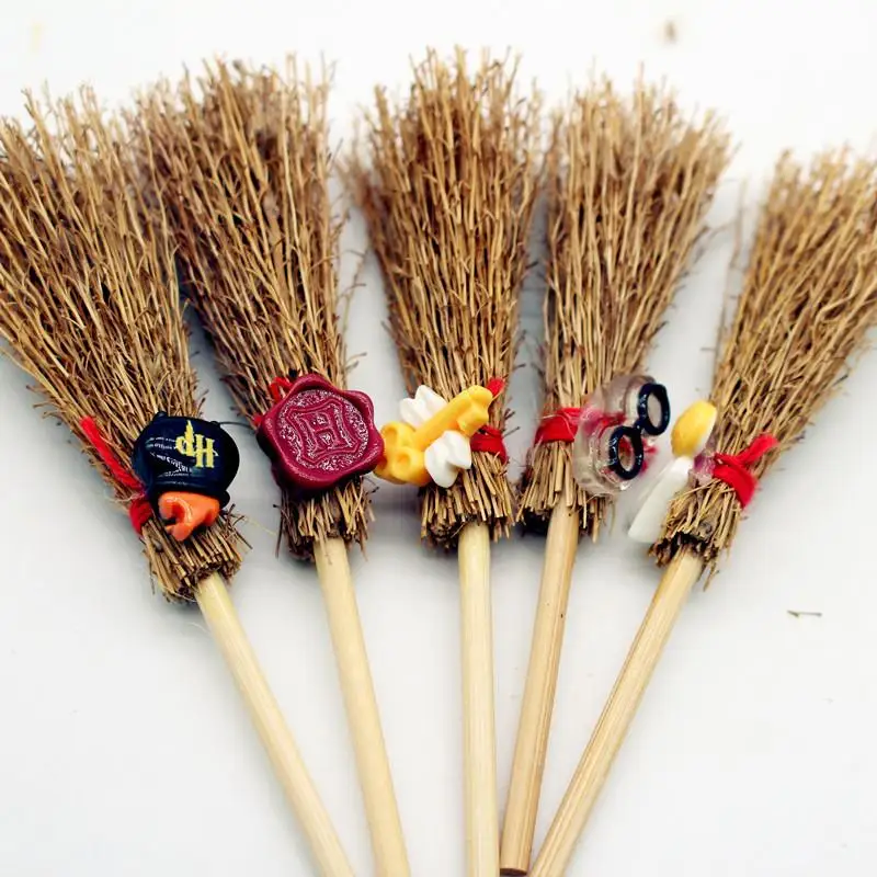 5個の魔女用ストローほうき、小さなハロウィーンの装飾、ドールハウスアクセサリー、コスチューム小道具