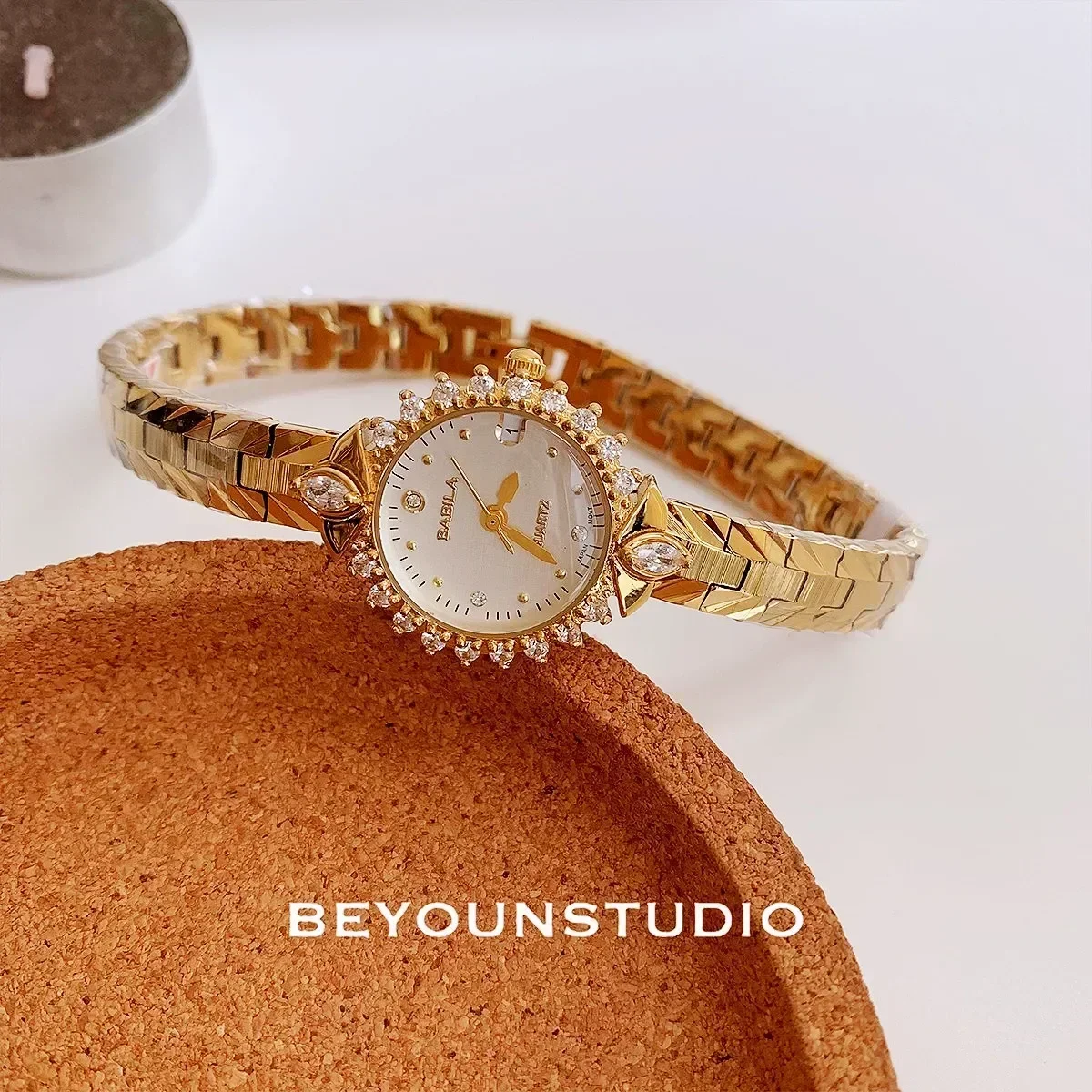 Часы женские кварцевые под старину, винтажные элегантные золотистые, 24 к, средневековый стиль, с латунным ремешком