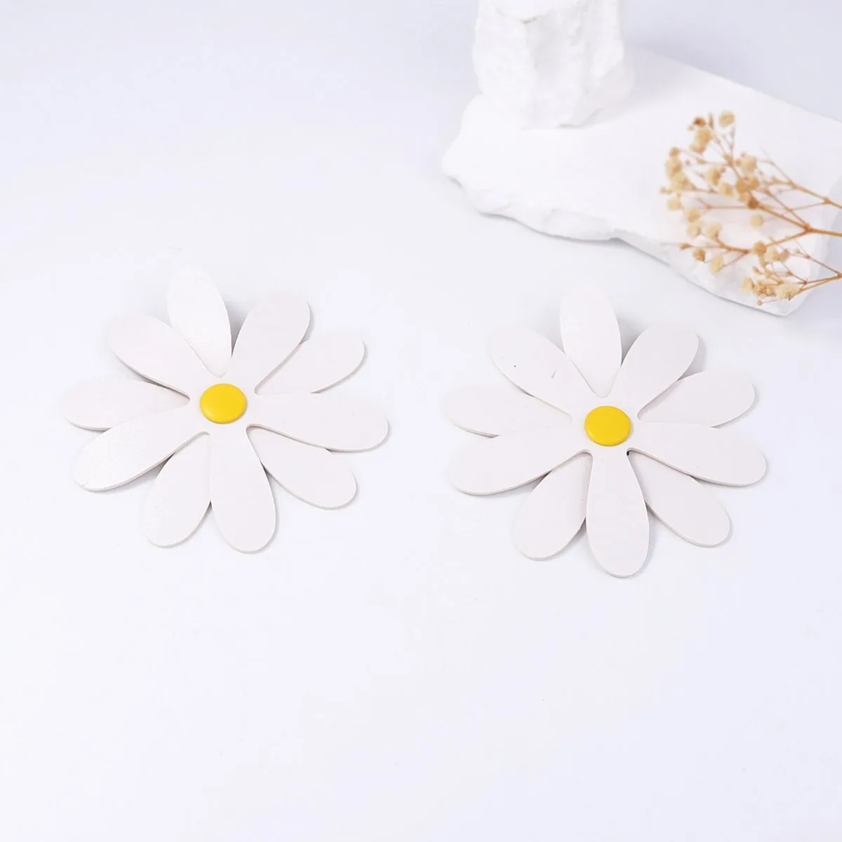 Simple leather big daisy stud earrings, fashionable and versatile vacation atmosphere, standard women's earrings