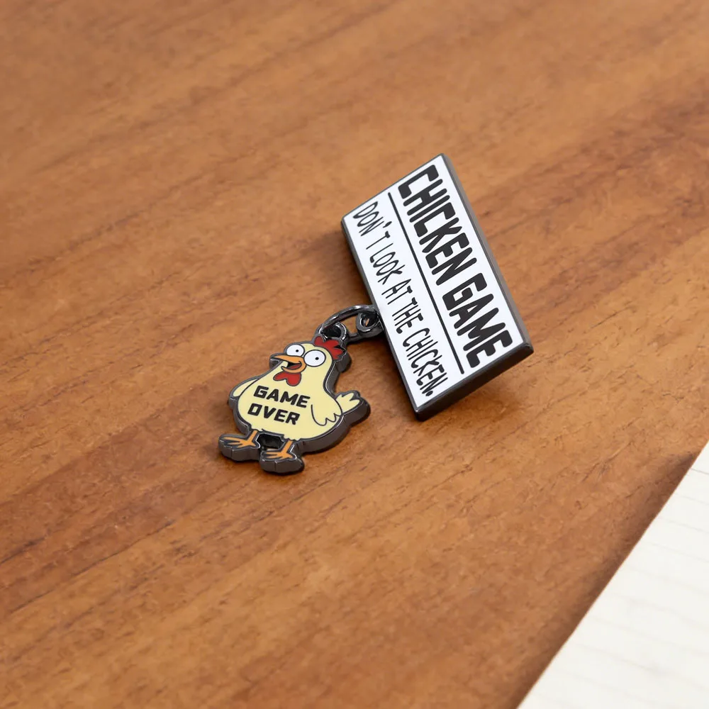 Lustiger Hühner-Spiel-Emaille-Pin: „Don't Look At The Chicken“-Brosche, Game Over Meme Abzeichen, Cartoon-Tier-Reversnadel, witziges Geschenk für Fans – Detail 6