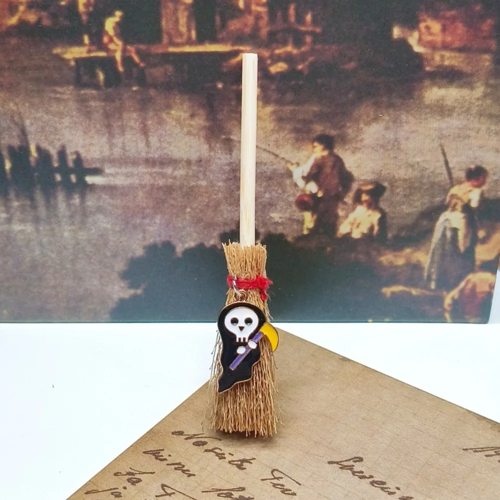 

DIY Halloween Gift 10cm Halloween Broom Wooden Hat Black Cat Red Rope Broom Spider Ghost Halloween Party Decoration Car Pendant
