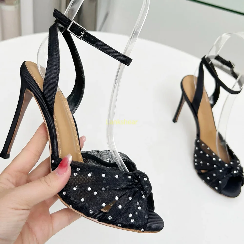 Sandal med Krystaldetaljer og Slingback - close-up view