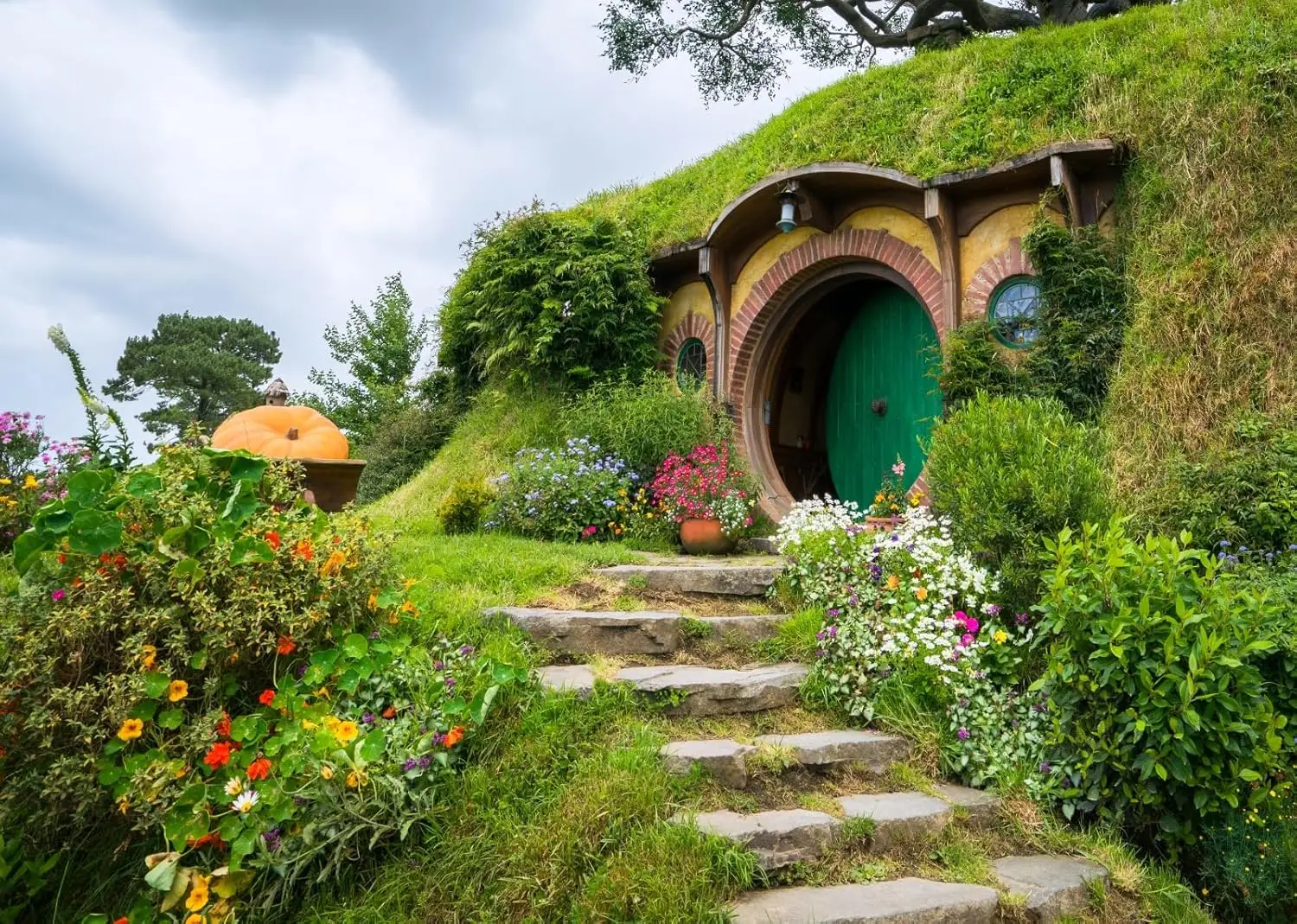 Hobbit Cave Rural H…