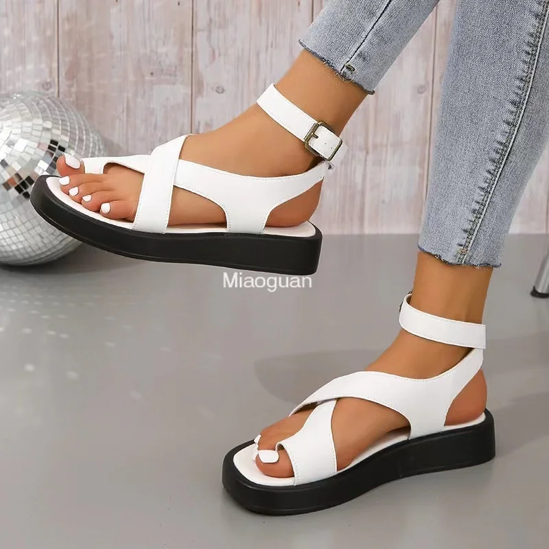 Letnie sandały damskie 2024 Trend Skórzane buty damskie PU Płaskie modne sandały Kliny Buty dla kobiet Gladiator Czarny Okrągła główka