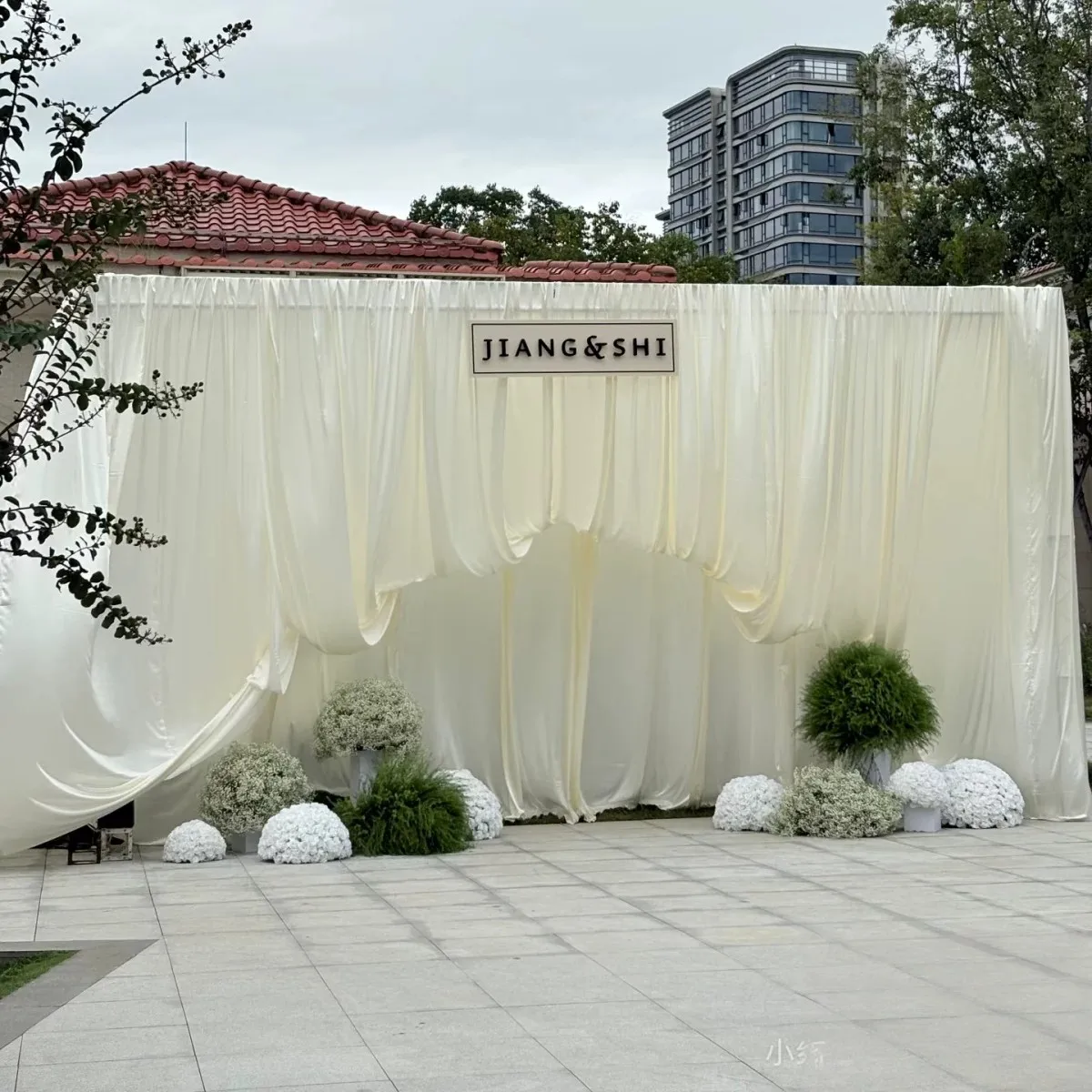 60 m lange Hochzeitsbühnendekoration, neuer Hintergrund, transparente Vorhänge aus elastischem Milchseidenstoff – Detail 8
