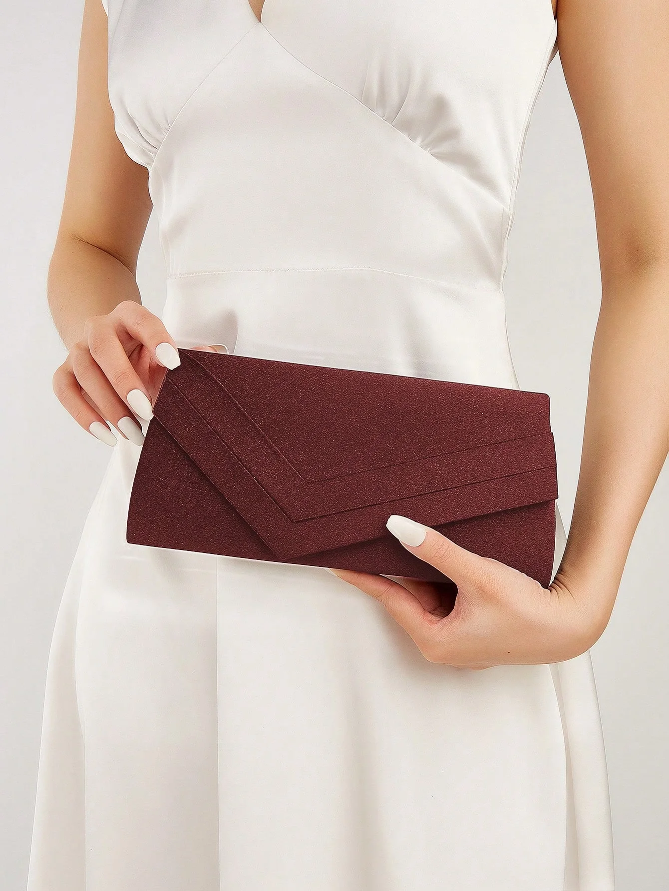 

A stylish and simple women's handbag, a crossbody shoulder bag that can be paired with party skirts, dresses and cheongsams.
