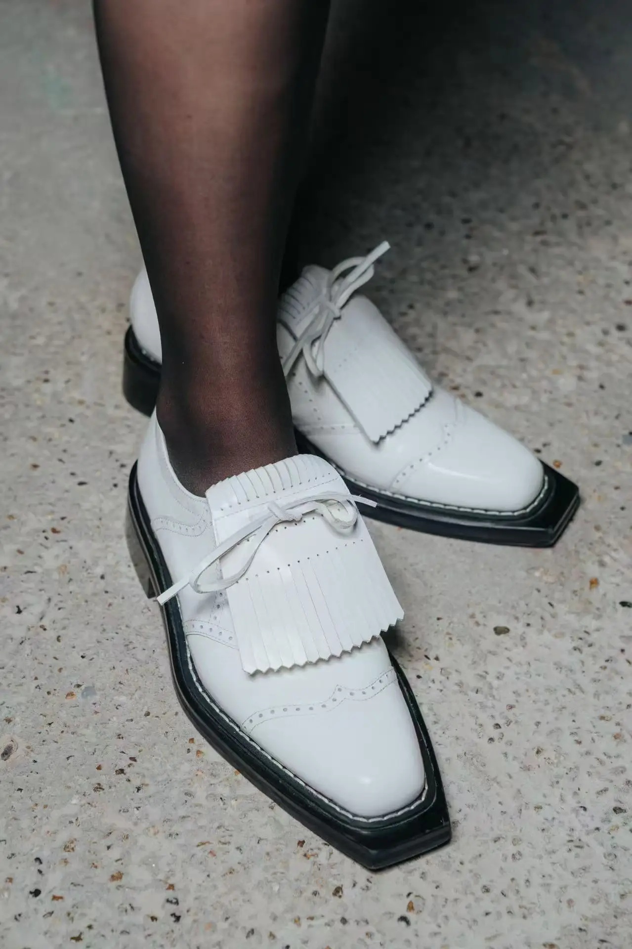 Black And White British Style Round Toe Fringe Shallow Women Loafers Chunky Middle Heels Lace Up Design Large Size Pumps Shoes