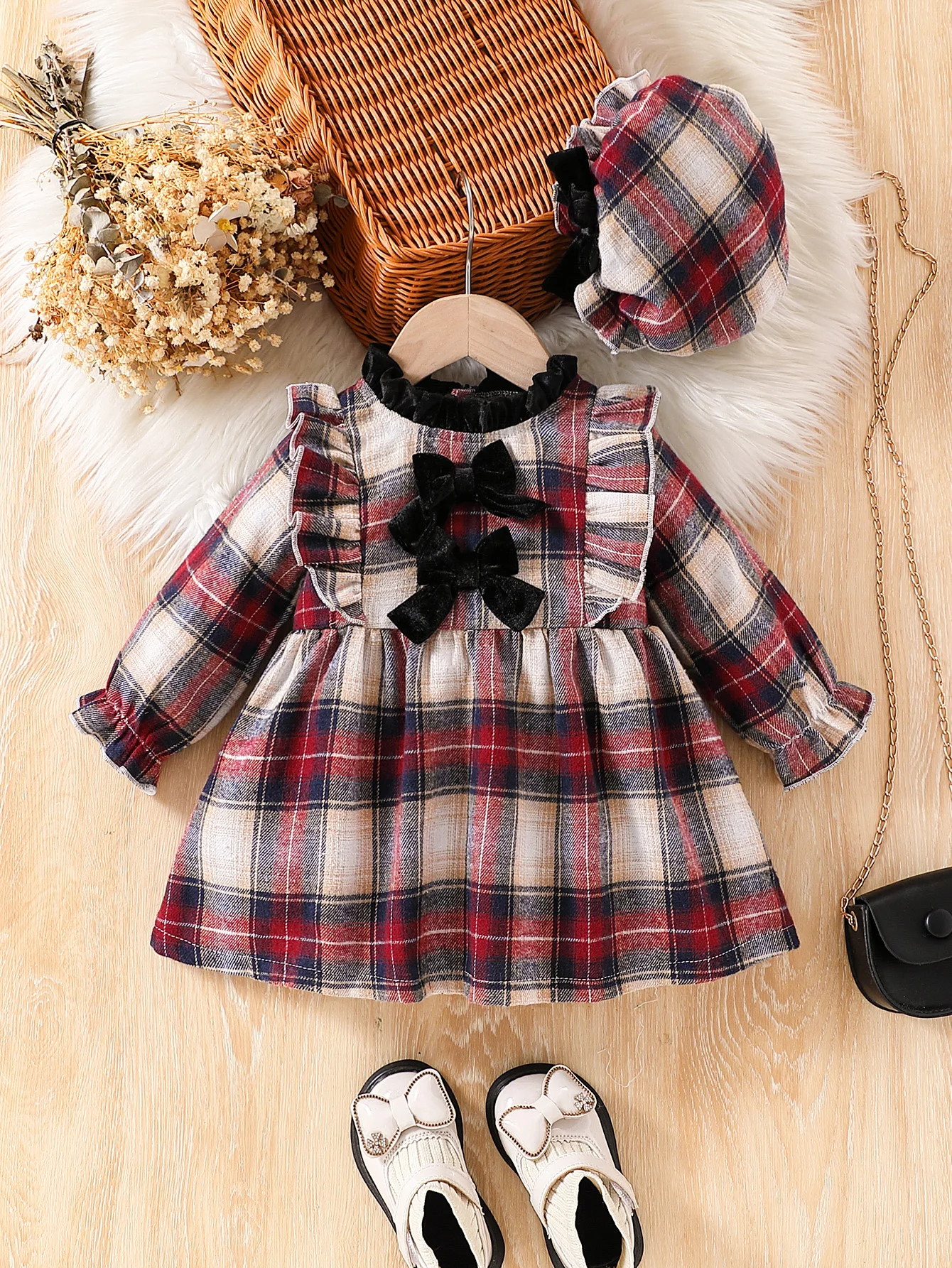 Modisches Kleid mit Karomuster, Spitzenkragen, Schleife am Rücken, unsichtbarem Reißverschluss und langen Ärmeln für Babymädchen (inklusive Hut), Herbst – Detail 2
