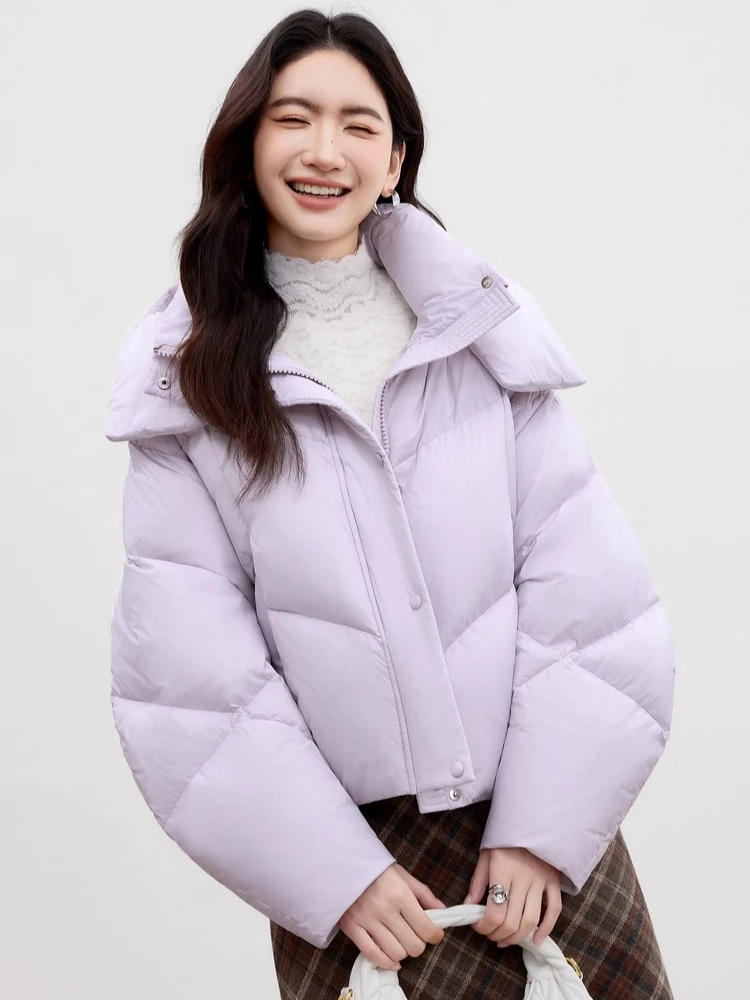 เสื้อโค้ทขนเป็ดผู้หญิง SENTUBILA คอตั้ง อุ่นสบาย มีฮู้ด สีพื้น แจ็คเก็ตขนเป็ดทรงหลวม สไตล์เรียบง่าย สำหรับฤดูหนาว ปี 2025 รุ่น W54YG2032