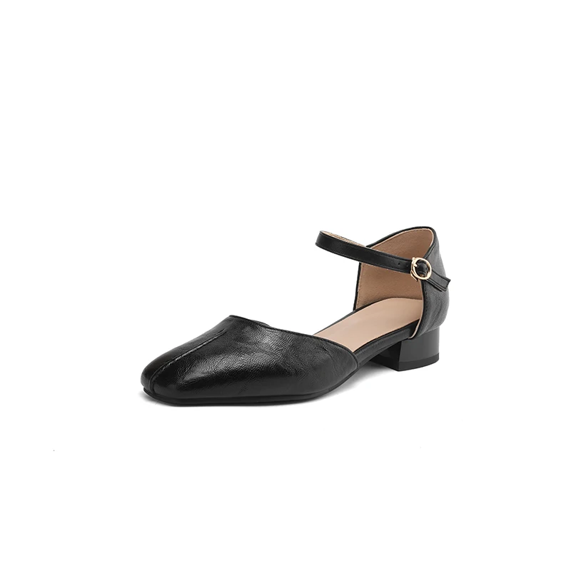 

Женские туфли на высоком каблуке. Женские туфли на толстом каблуке с дизайном. Модный тренд, простой и элегантный.