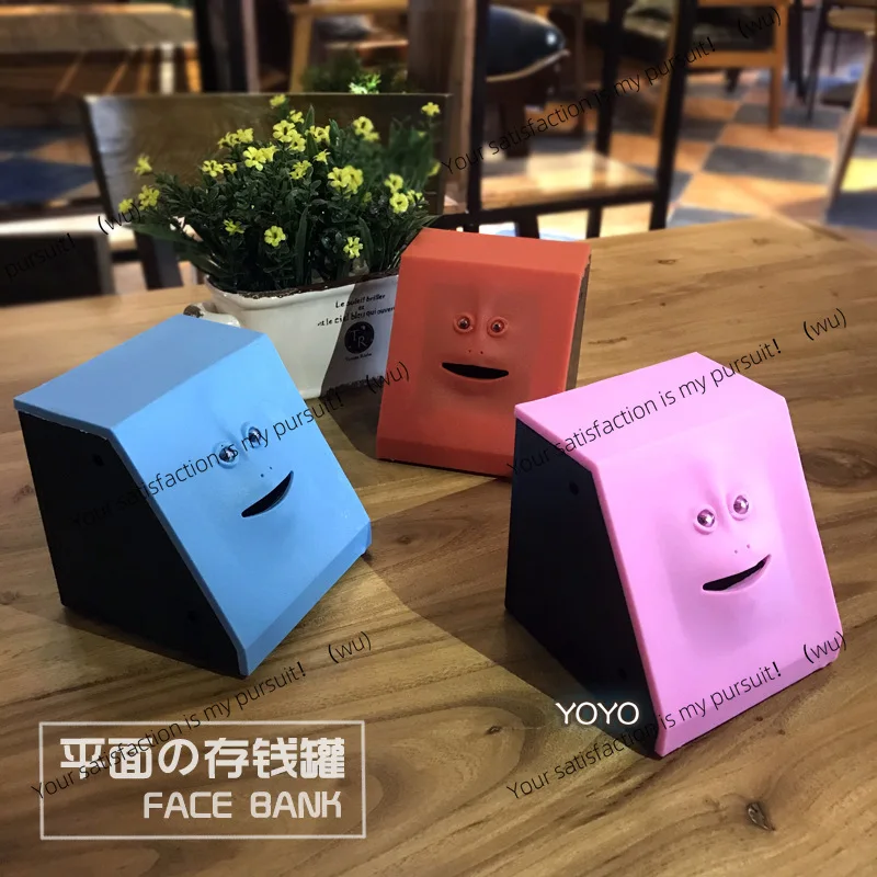 وجه مبتكر على شكل حصالة على شكل خنزير يستشعر الوجه الذي يتحرك عند تناول الأموال، يمكن أن يتحرك فم وجه القرد على شكل خنزير