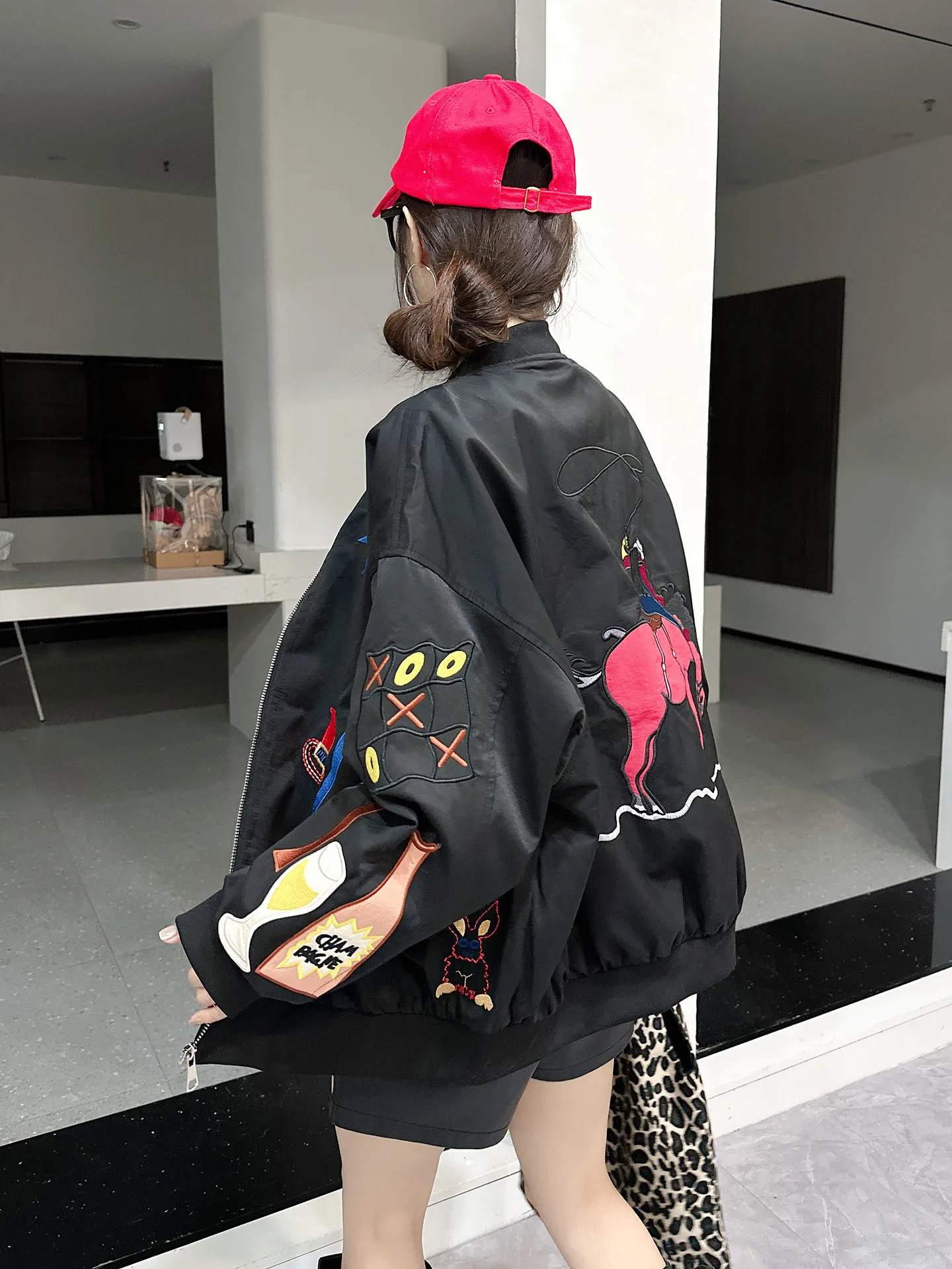 

Новая женская куртка-бомбер Bla с тяжелой вышивкой, осенняя, в американском стиле, для мотоциклистов, свободного кроя, из полиэстера...