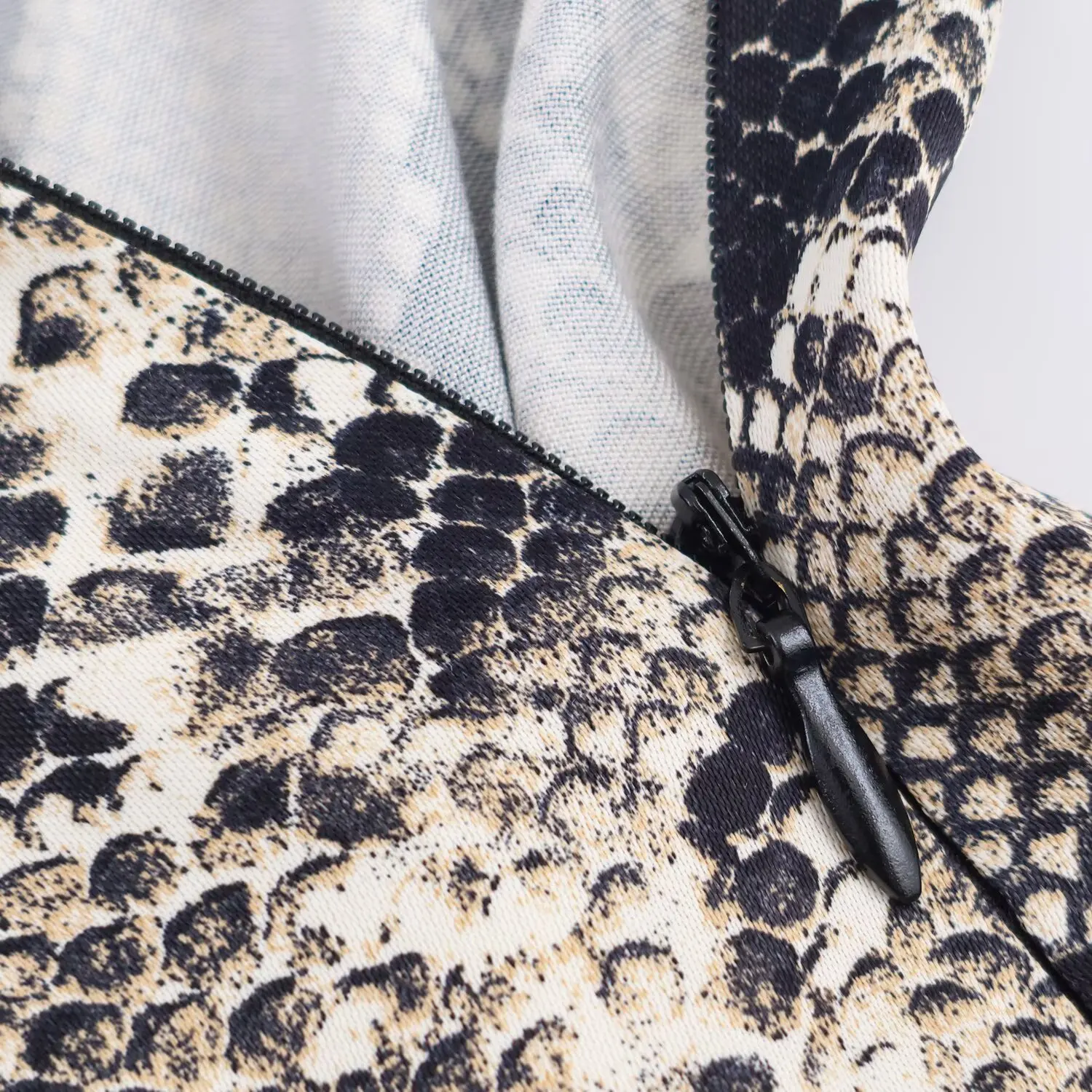 Falda media con estampado de animales por debajo de la rodilla para mujer, falda de satén de seda Vintage para primavera y otoño, falda acampanada de leopardo elegante para mujer