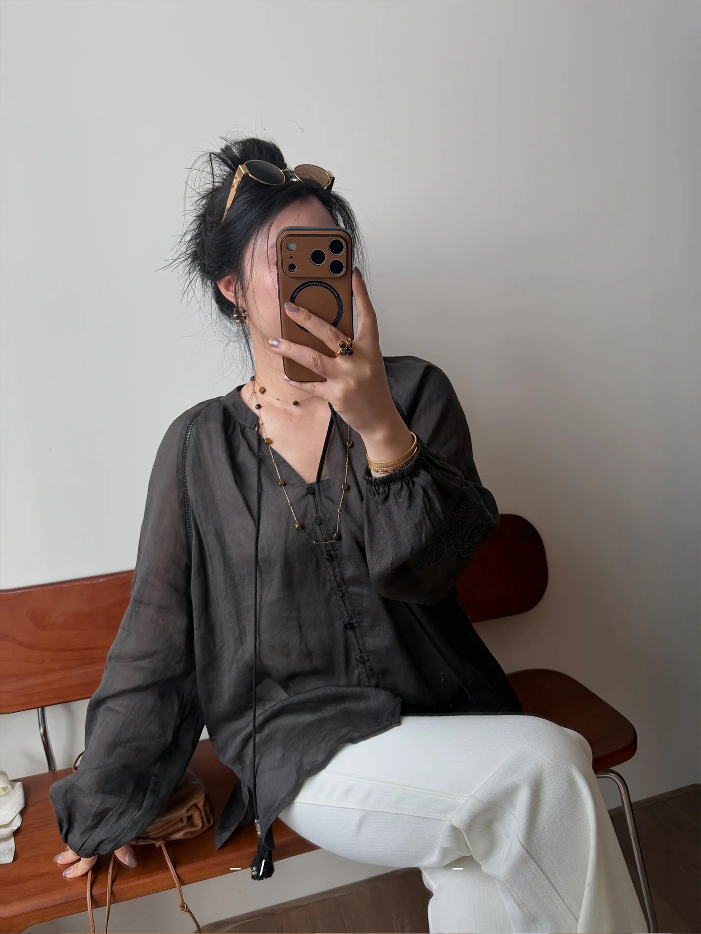 

Рубашка JUSILEY из конопляной ткани серого цвета с V-образным вырезом, длинными рукавами-фонариками и шнуровкой, свободного кроя, однотонная, в повседневном стиле