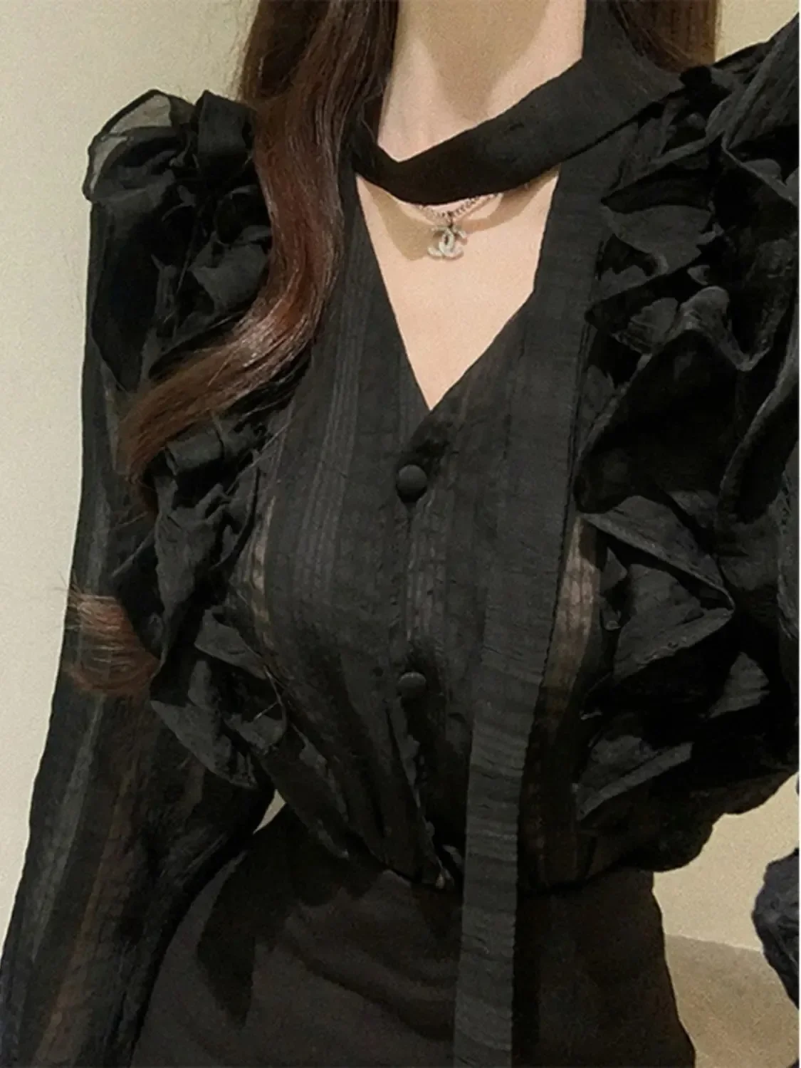 Camisa de diseño con cordones y volantes para mujer, blusa Sexy transparente elegante y elegante, Tops ajustados de manga larga con cuello de pico negro, moda coreana