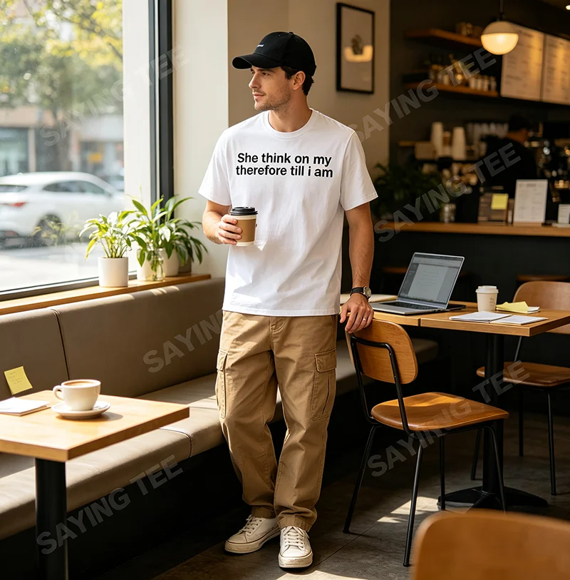 Sie denkt: „Ich denke, ich bin lustig, also bin ich es“ – Sarkastisches Meme-T-Shirt, Y2K Streetwear, personalisiertes Witz-Spruch-T-Shirt, Herrenbekleidung, Geschenk – Detail 4