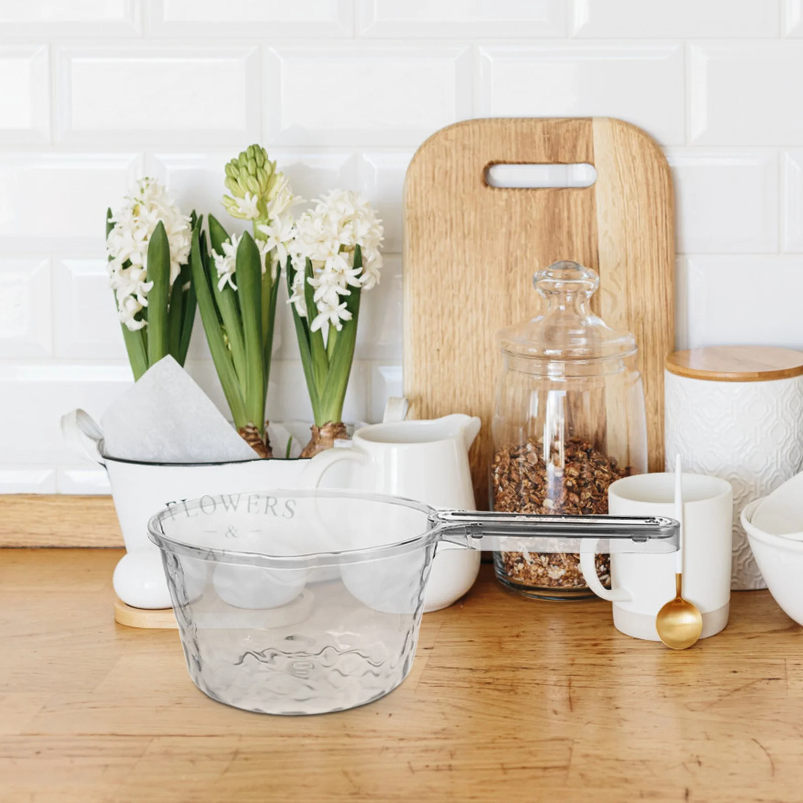 

1pc Plastic Water Ladle Transparent Long Handle Large Capacity For Bathing Kitchen Use Scoop Home Bathroom Hair