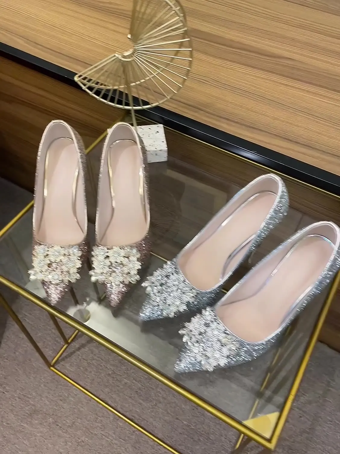 Zapatos de cristal Sandalias de tacón dorado Zapatos de tacón puntiagudos para mujer Adornos sin cordones Correas de punta africanas con cordones para novia Terciopelo fino Slip grande