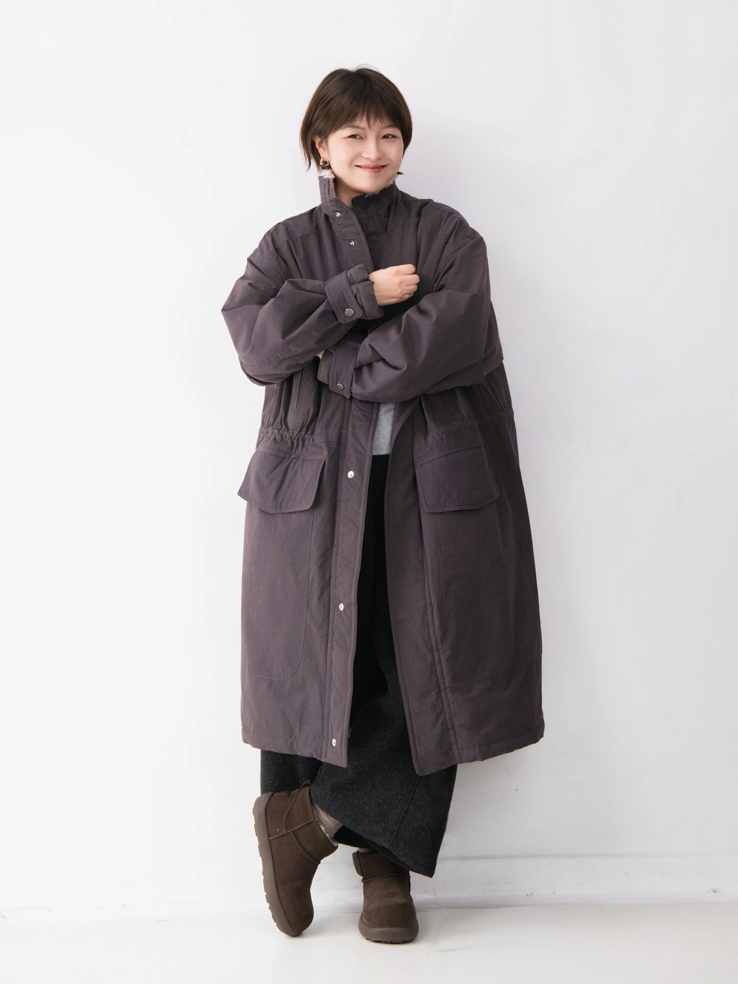 

Двусторонняя теплая женская куртка из чистого хлопка средней длины с воротником-стойкой и поясом на талии, простой свободный крой