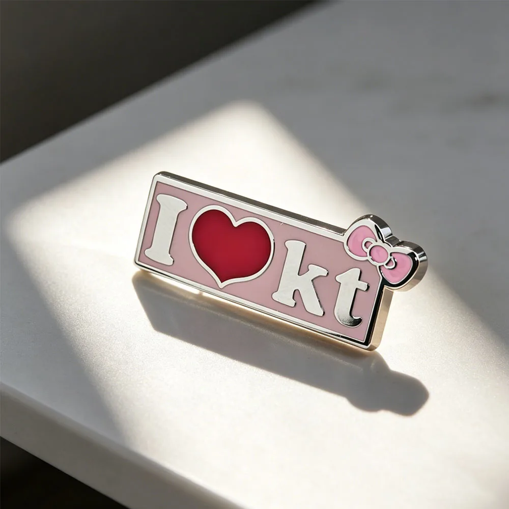 Niedliche Emaille-Pins „I Love KT“-Broschen, rosa Schleife, rotes Herz, Metall-Abzeichen, Anstecknadel für Rucksack, Jeansjacke, Geschenk – Detail 1