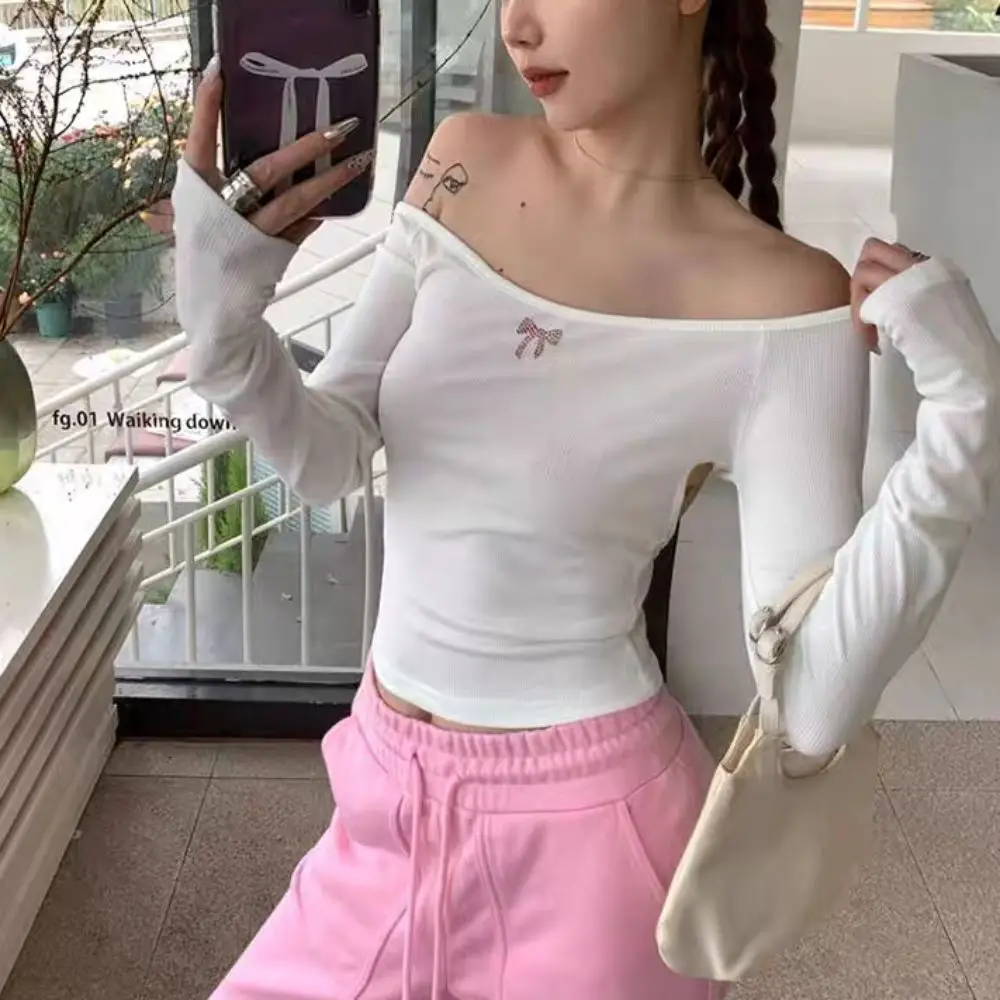 

Ins футболка с открытыми плечами и бантом со стразами, приталенная шикарная футболка с длинными рукавами, осенний однотонный базовый пуловер, топы, осень